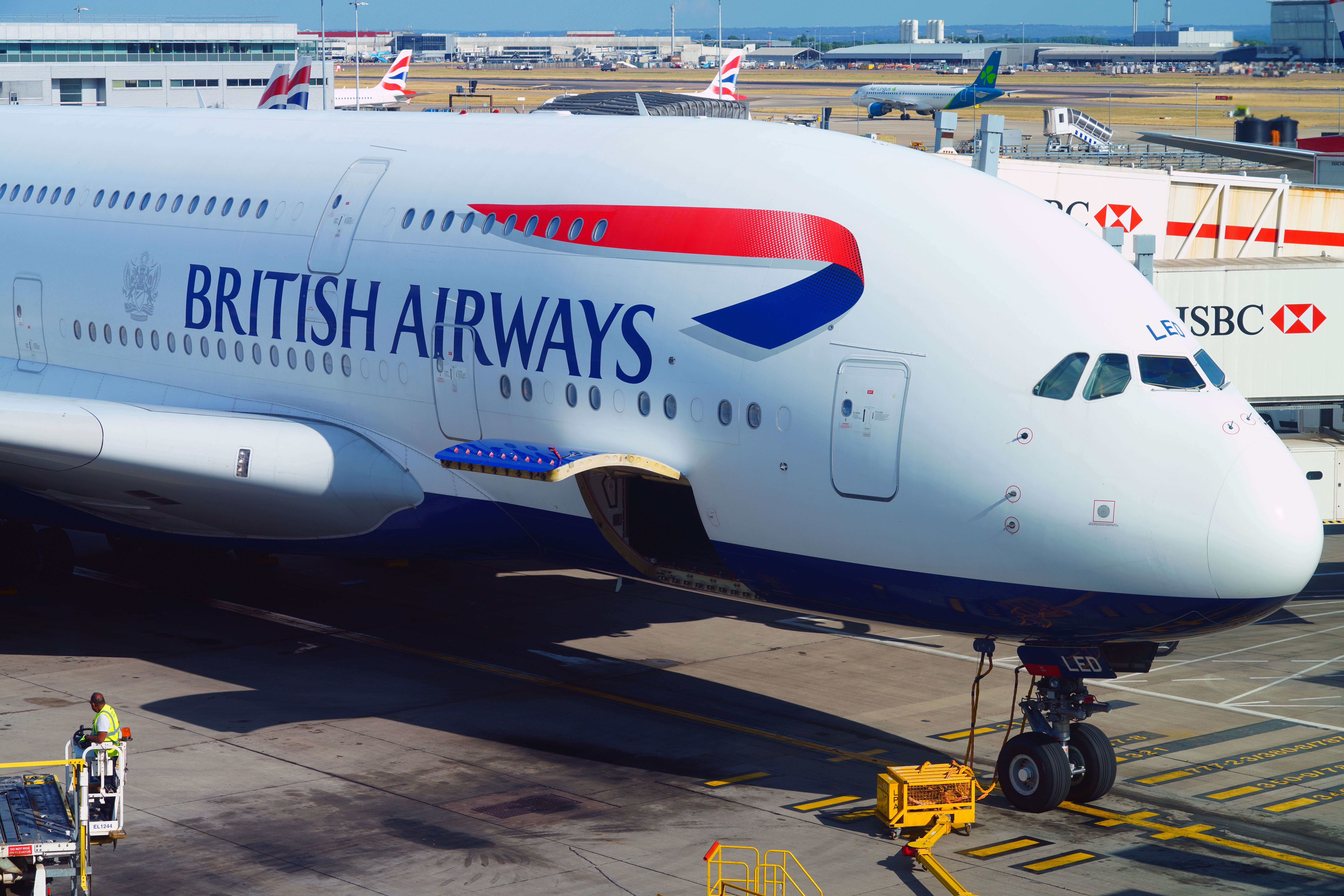 British Airways Airbus A380 στο αεροδρόμιο Heathrow του Λονδίνου LHR shutterstock_2179773863