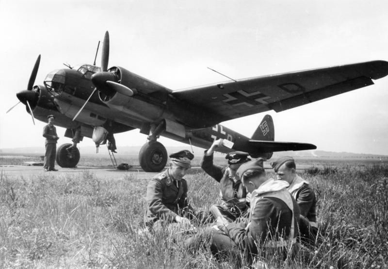Bundesarchiv_Bild_101I-359-2003-05,_Flugzeug_Junkers_Ju_88,_Besatzung_spielt_Karten