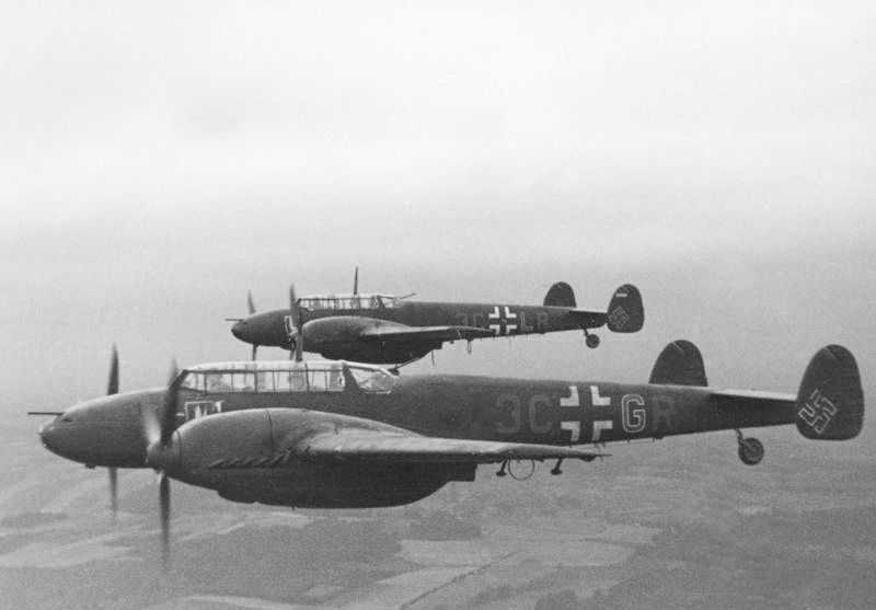 Bundesarchiv_Bild_101I-360-2095-23,_Flugzeuge_Messerschmitt_Me_110