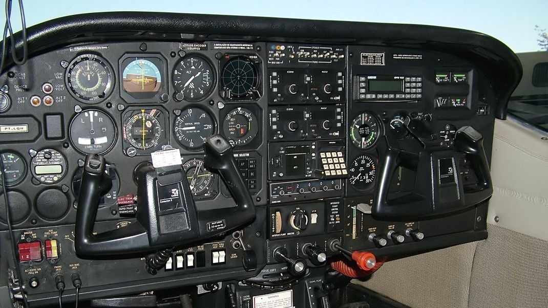 Cessna_210N_Centurion_II cockpit