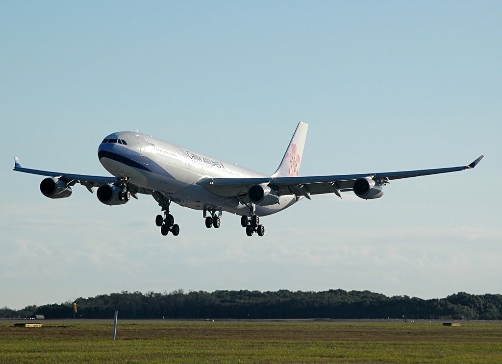 China Airlines A340-300 landing