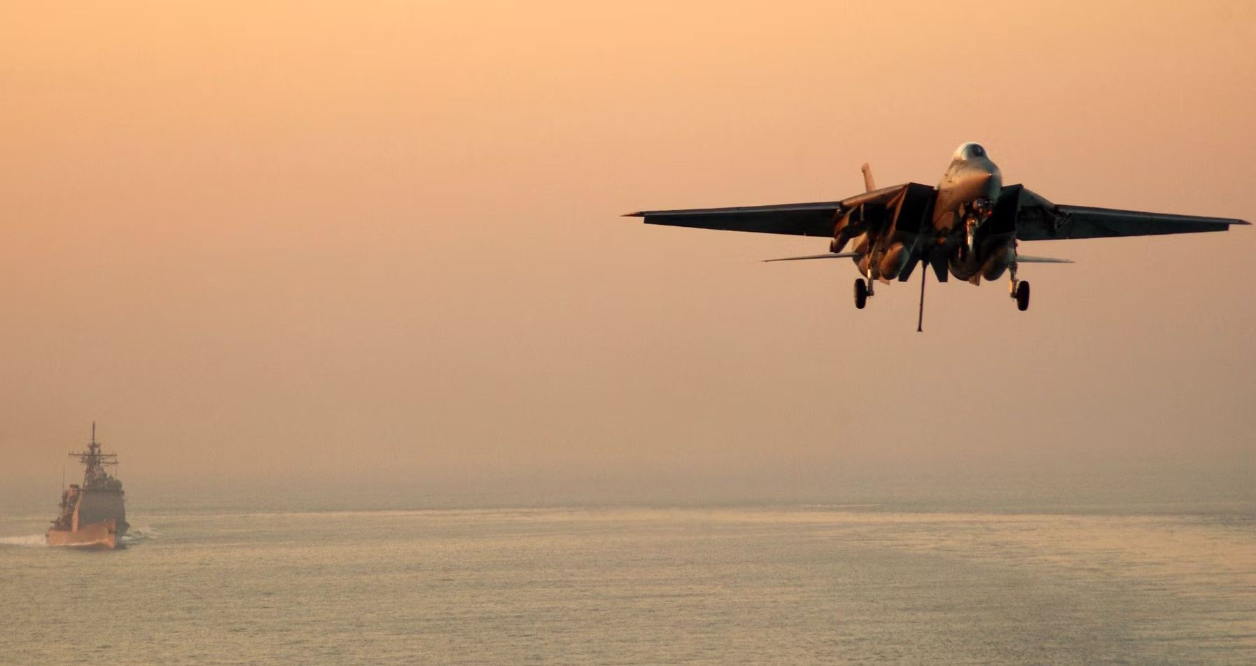 F-14 Tomcat coming to land