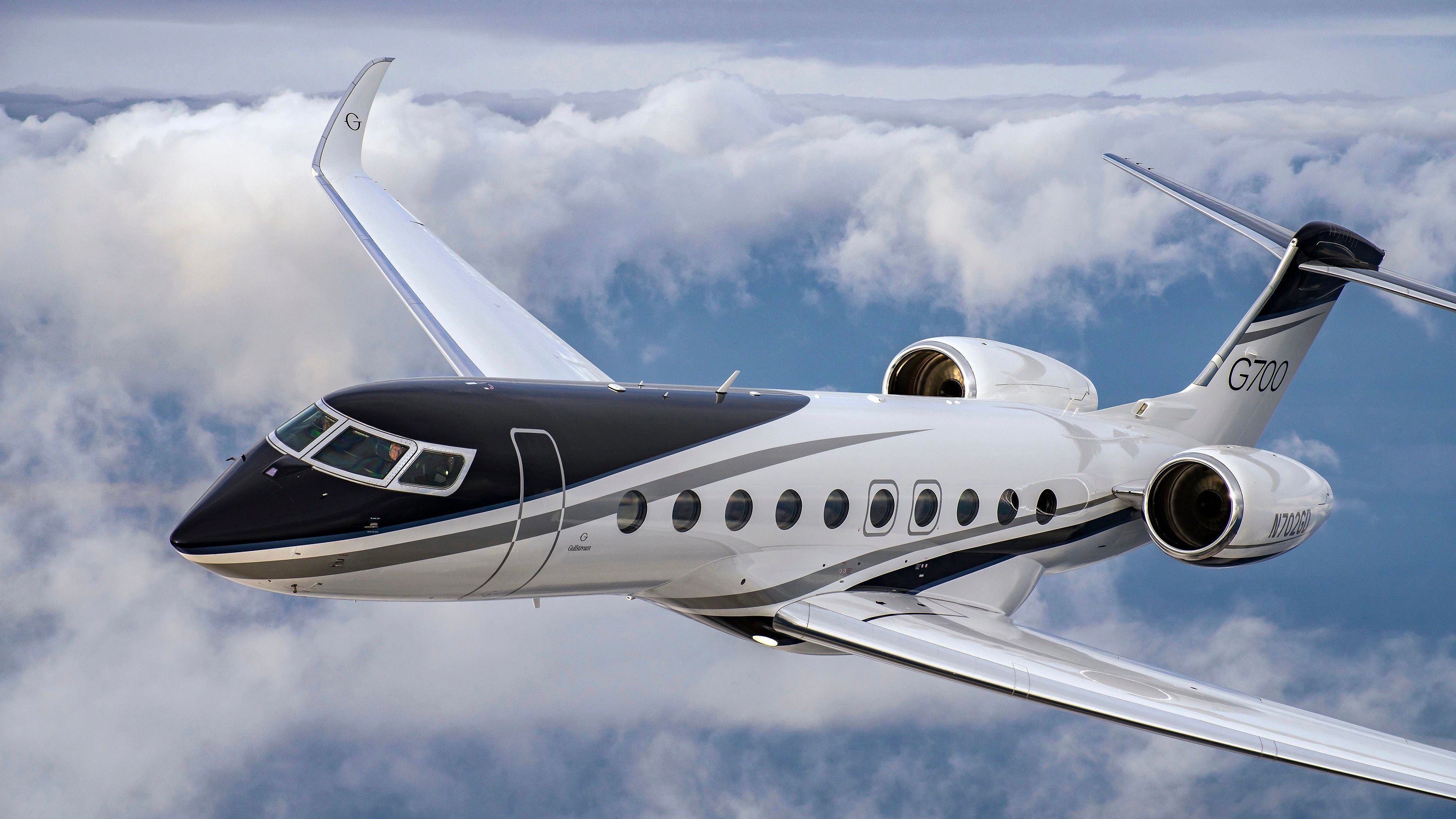 A G700 Gulfstream flying in the sky.