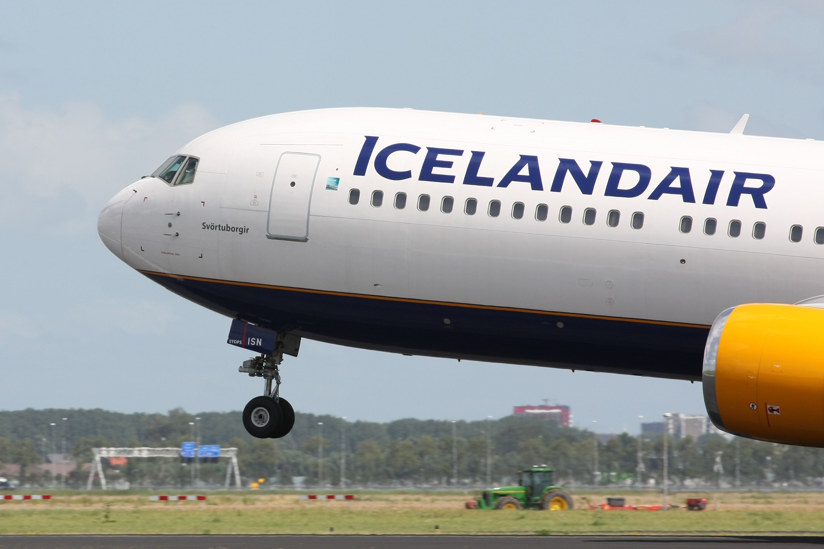 Icelandair TF-ISN 767 landing