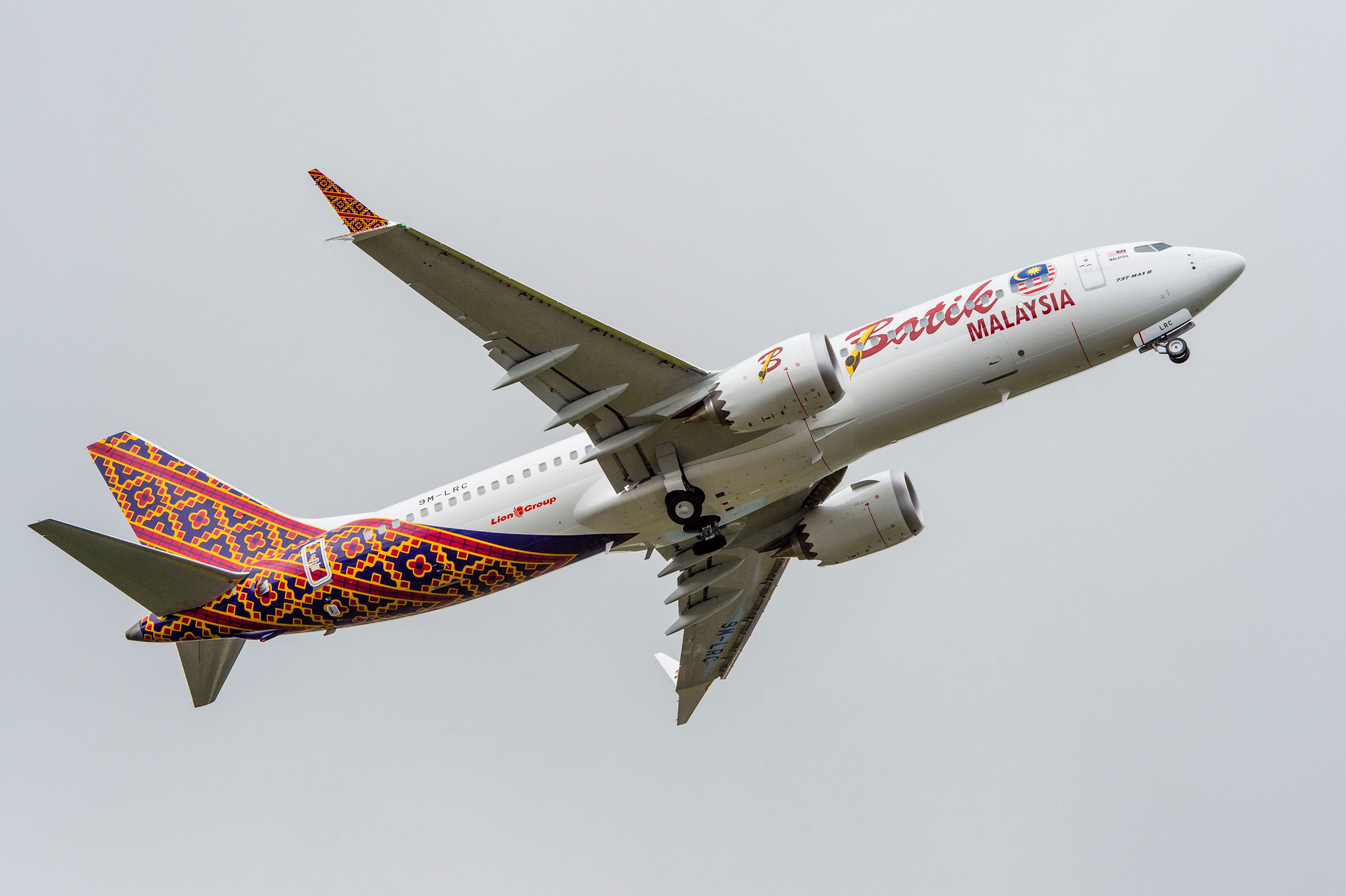 A Batik Air Malaysia Boeing 737 MAX 8 flying in the sky.