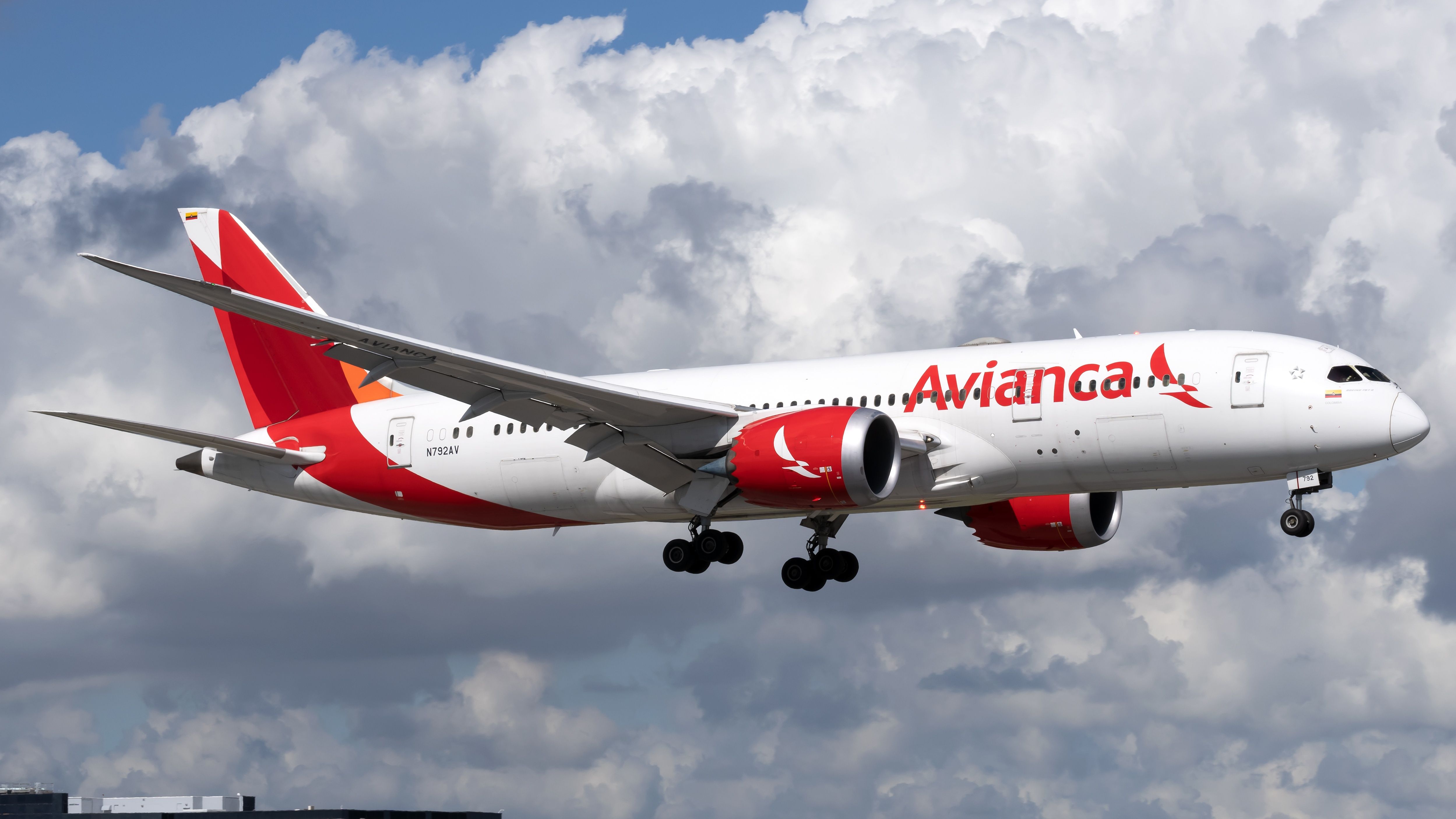 An Avianca Boeing 787-8 landing