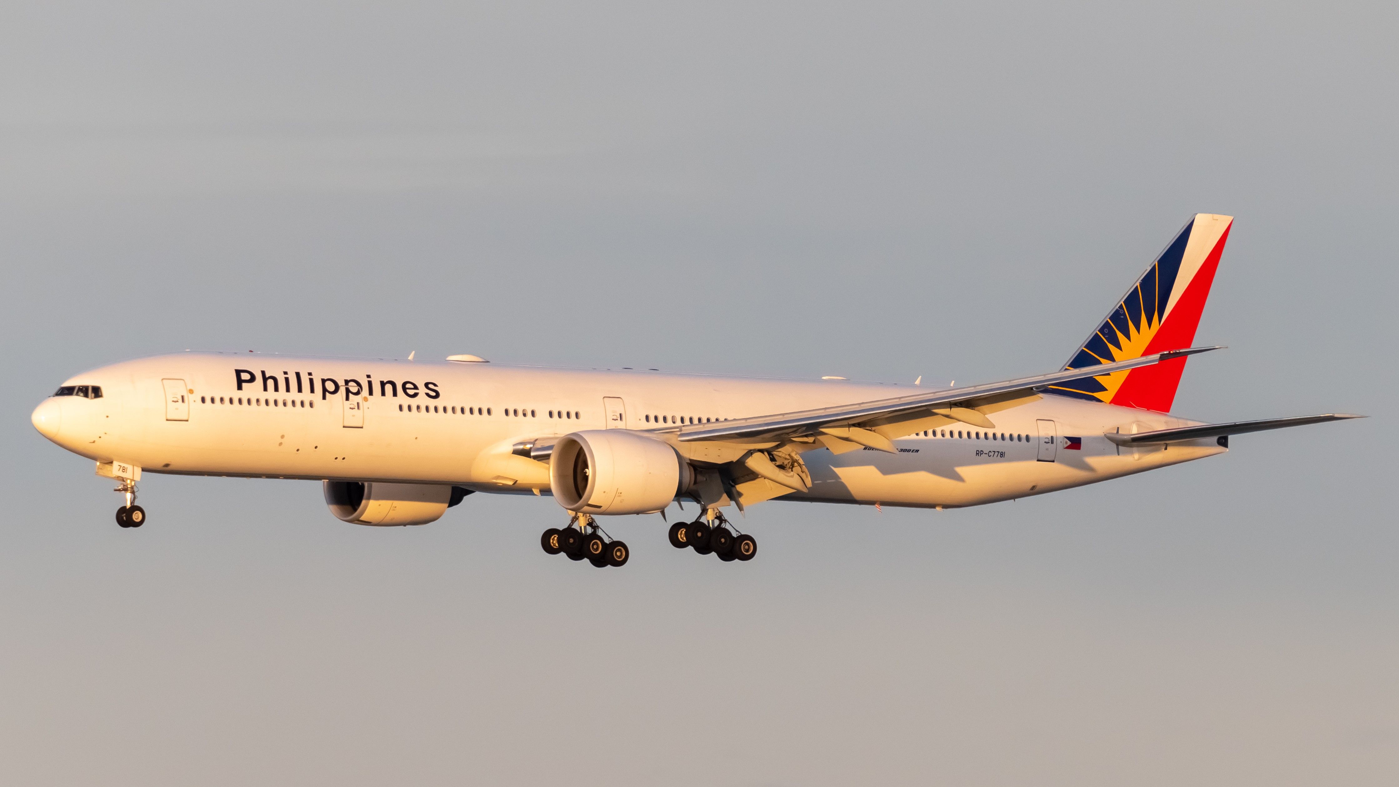 Philippine Airlines 777-300ER final approach