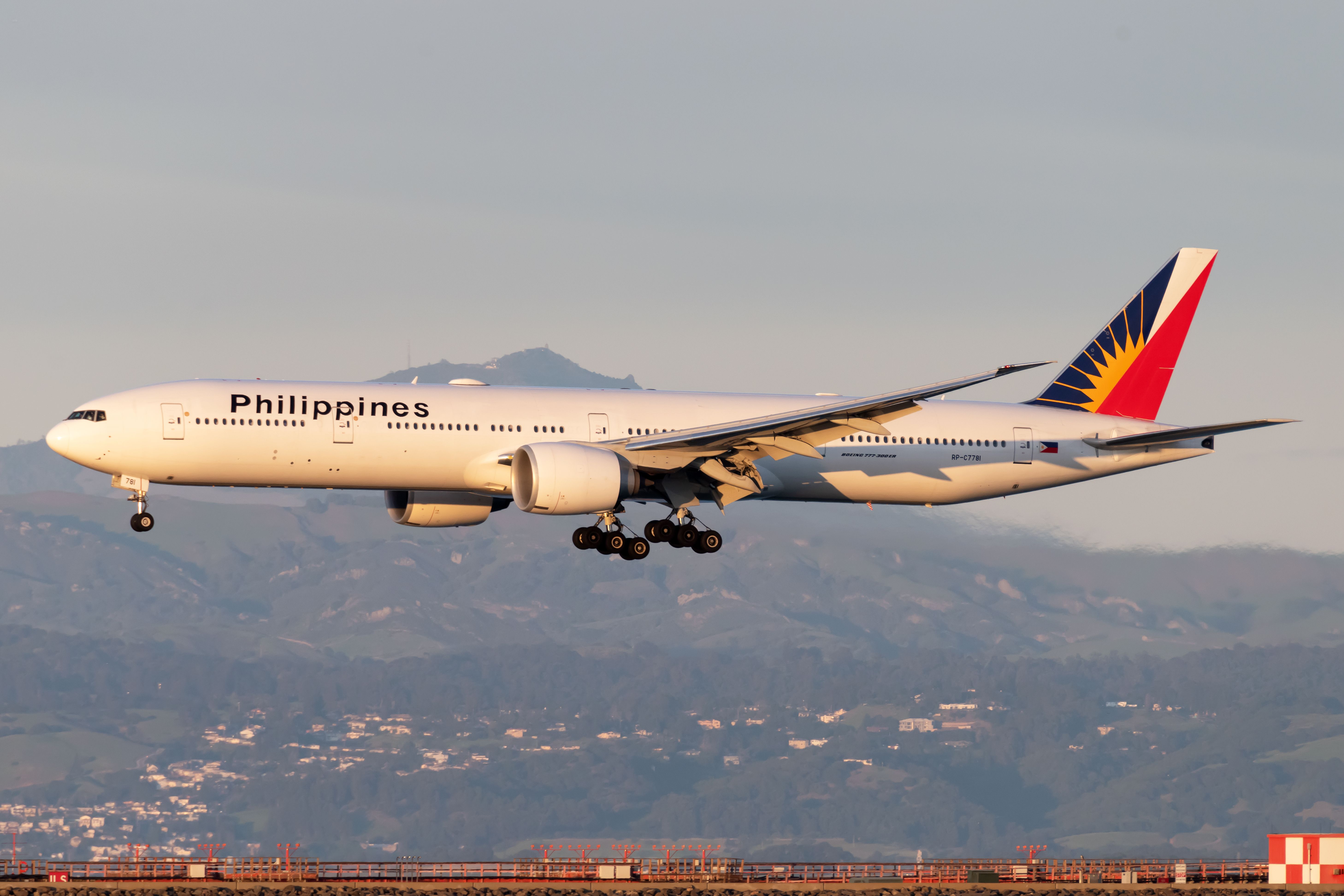 Philippine Airlines Boeing 777-300 on approach