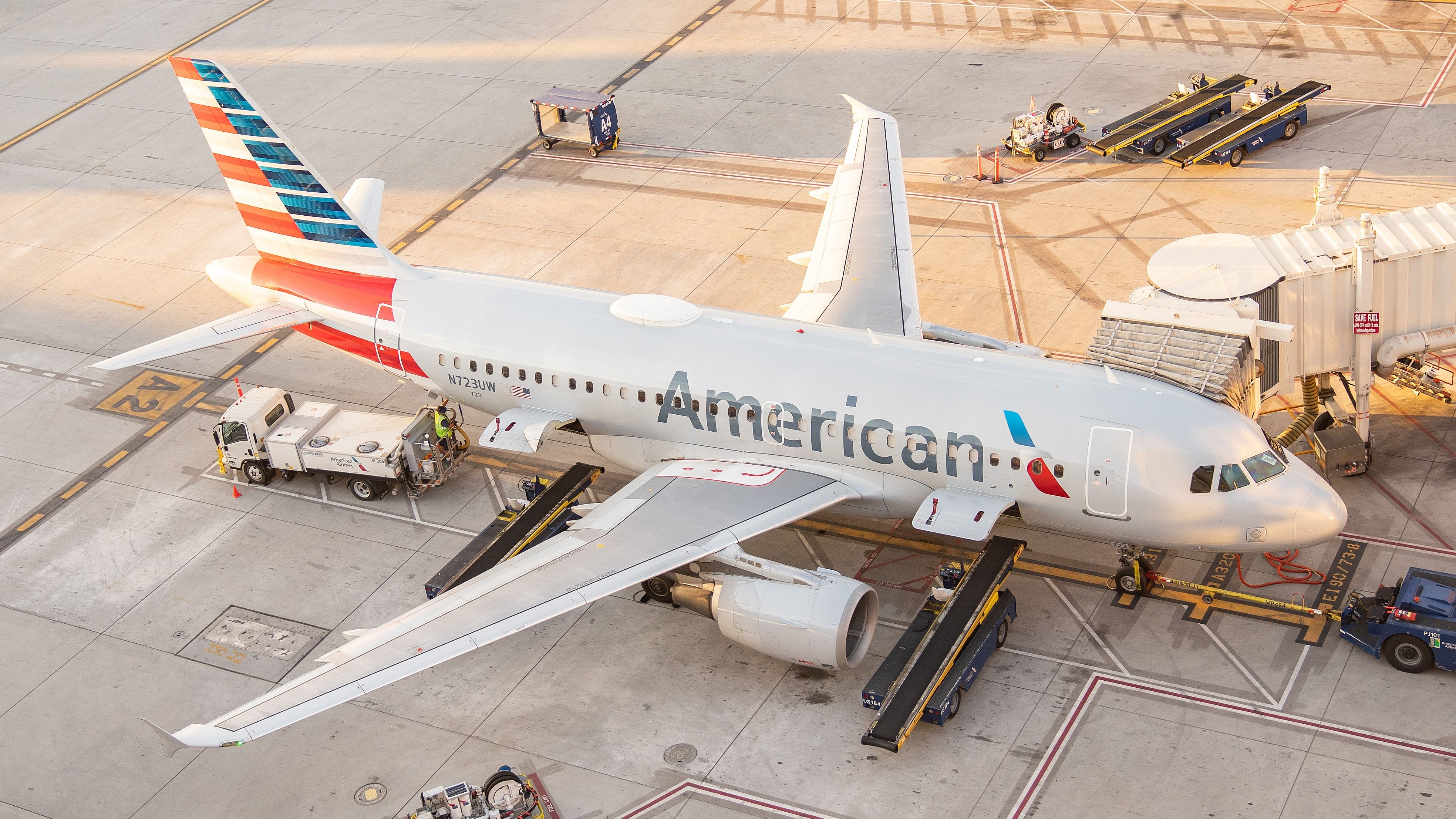 AMERICAN AIRLINES AIRBUS エアバス A320 American Airlines Begins Cockpit Display Retrofits On Over