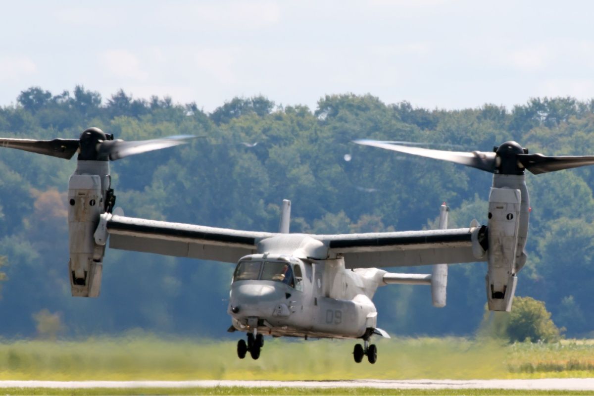 Marine Bell Boeing V-22 Osprey as it approaches