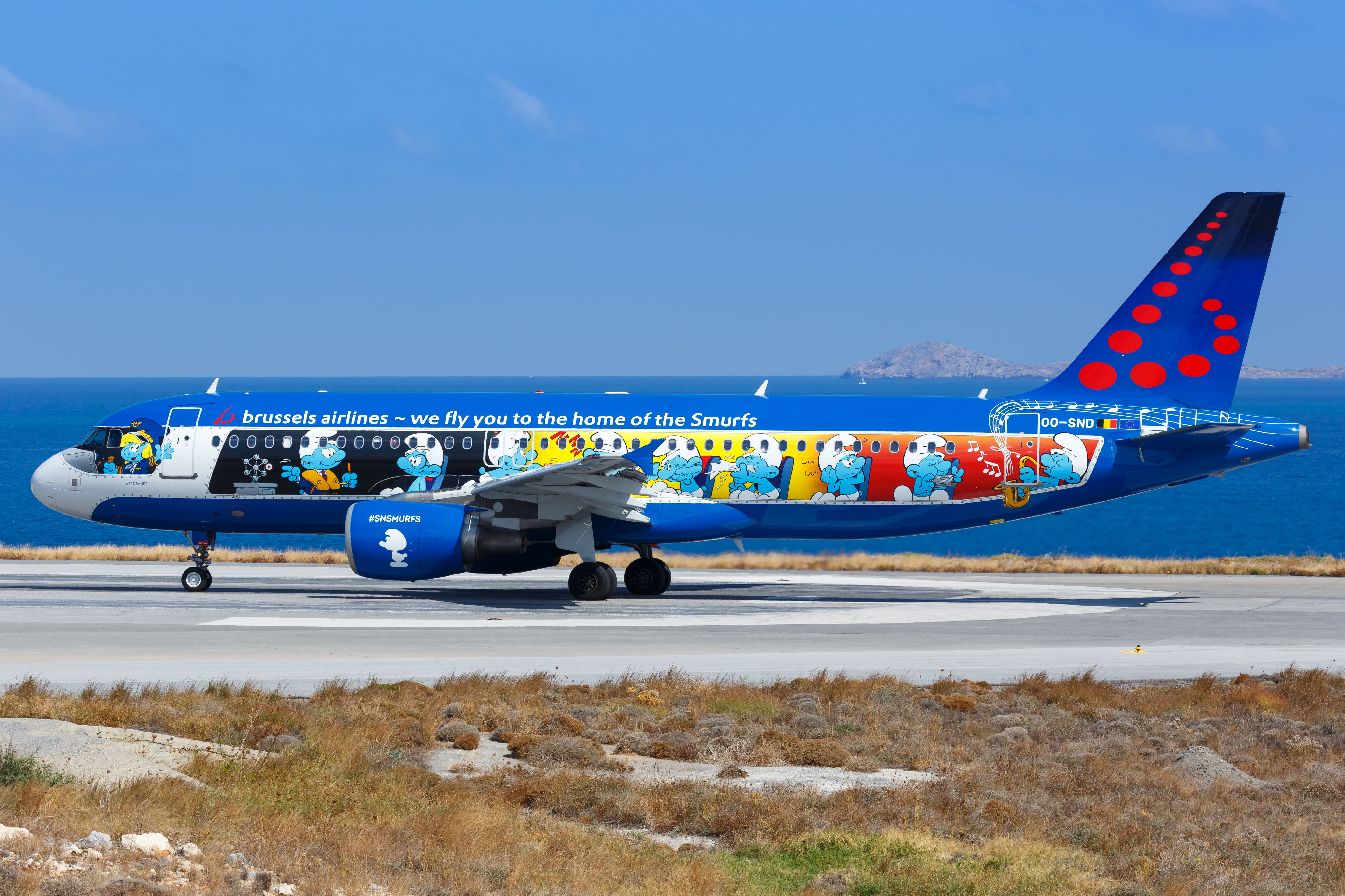 Brussels Airlines A320 featuring the Smurfs livery.