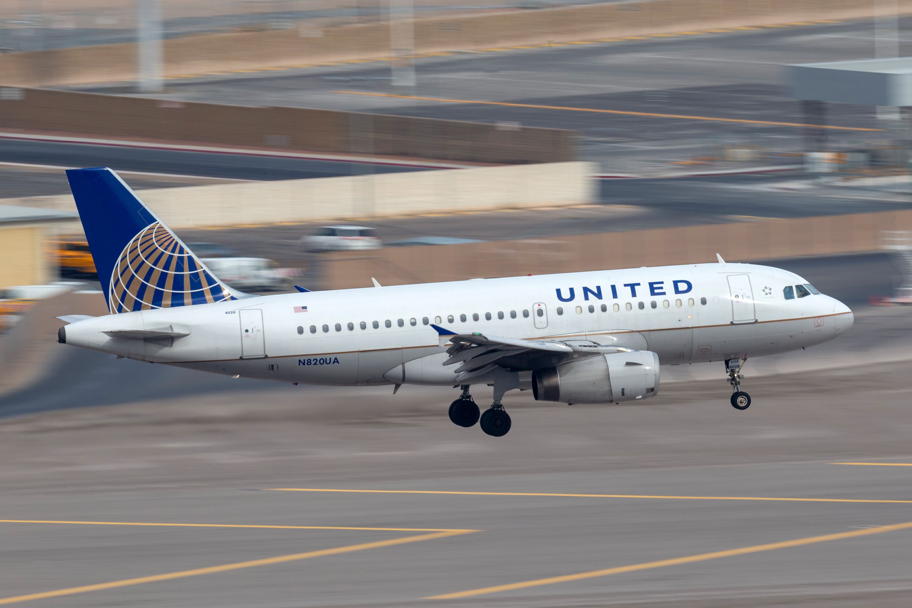 United Airlines Airbus A319 (N820UA) landing at Harry Reid International Airport.