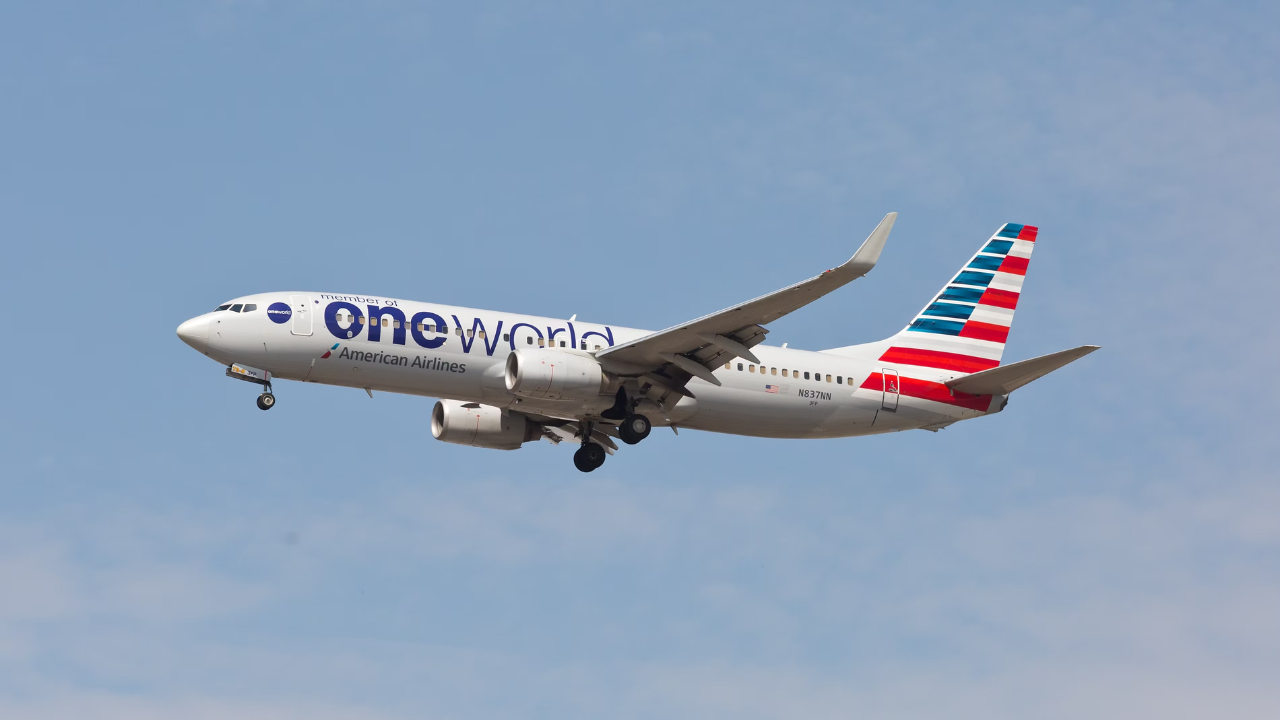 An American Airlines Boeing 737-823 in oneworld livery flying in the sky.