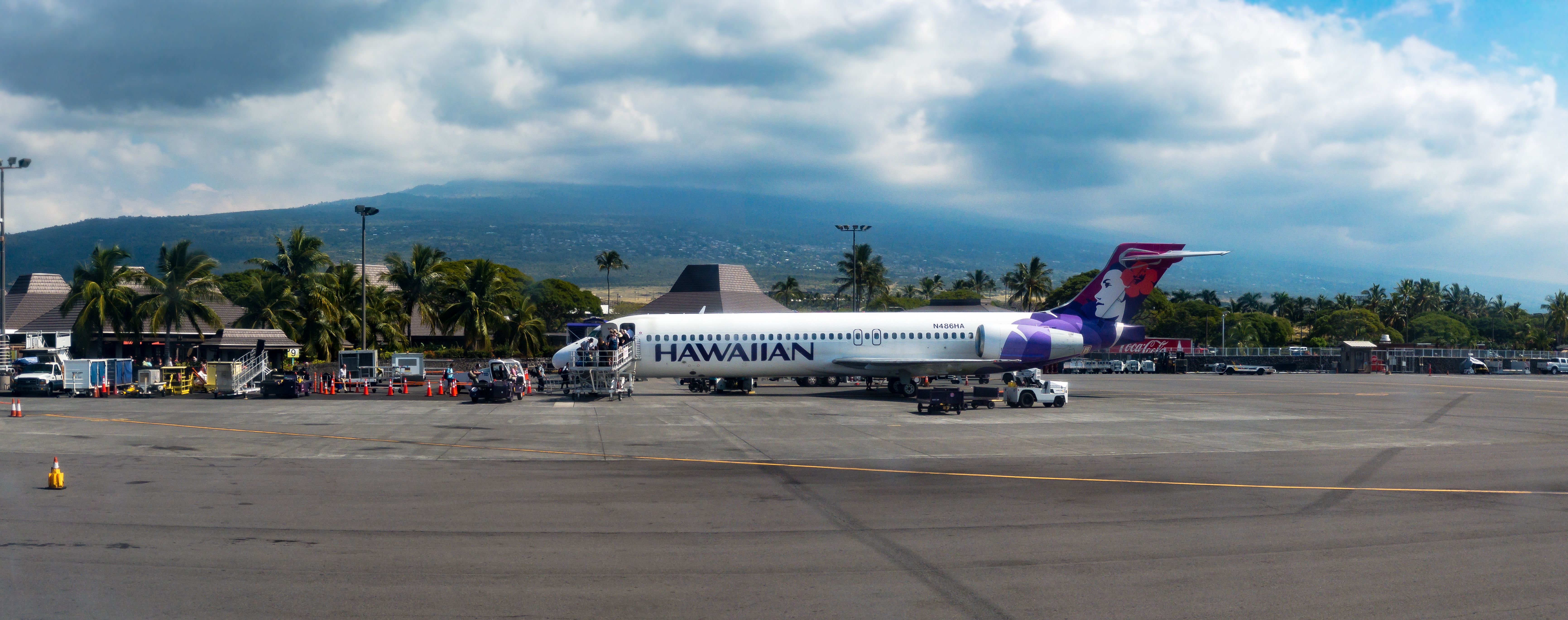 Hawaiian Airlines Boeing 717-200 at Kona International Airport.
