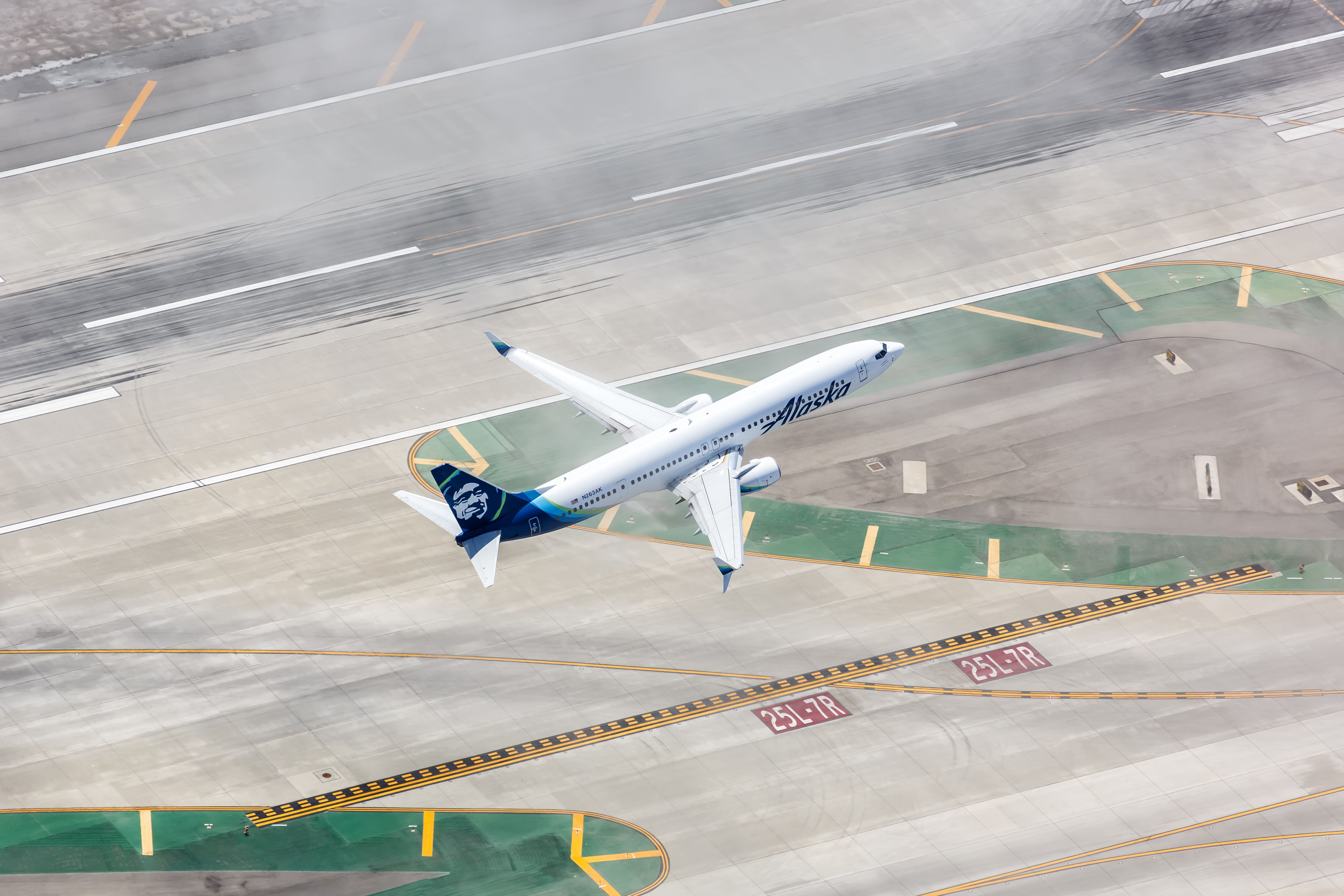 Alaska Airlines Boeing 737