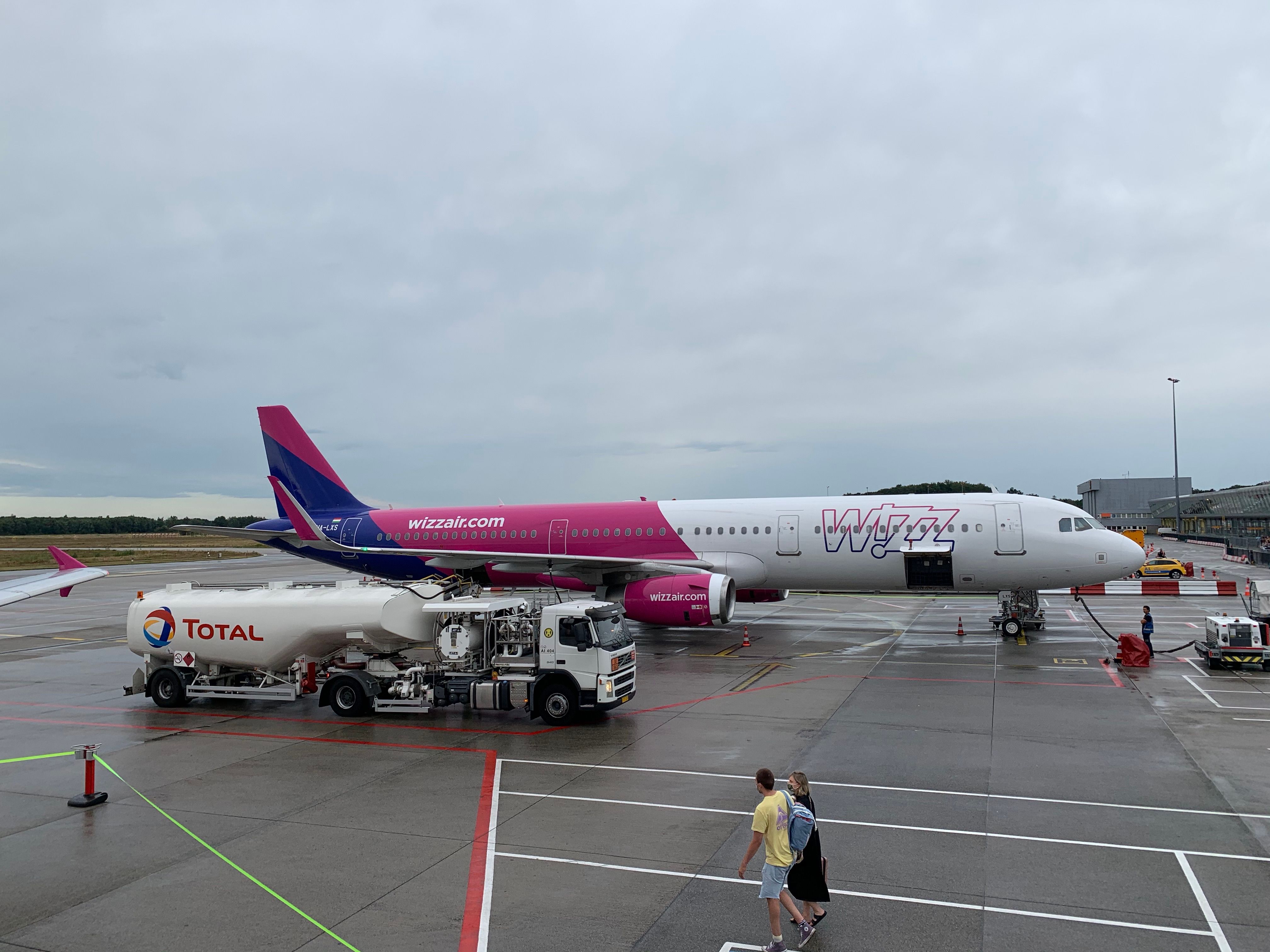 Wizz Air Airbus A321 Refuelling