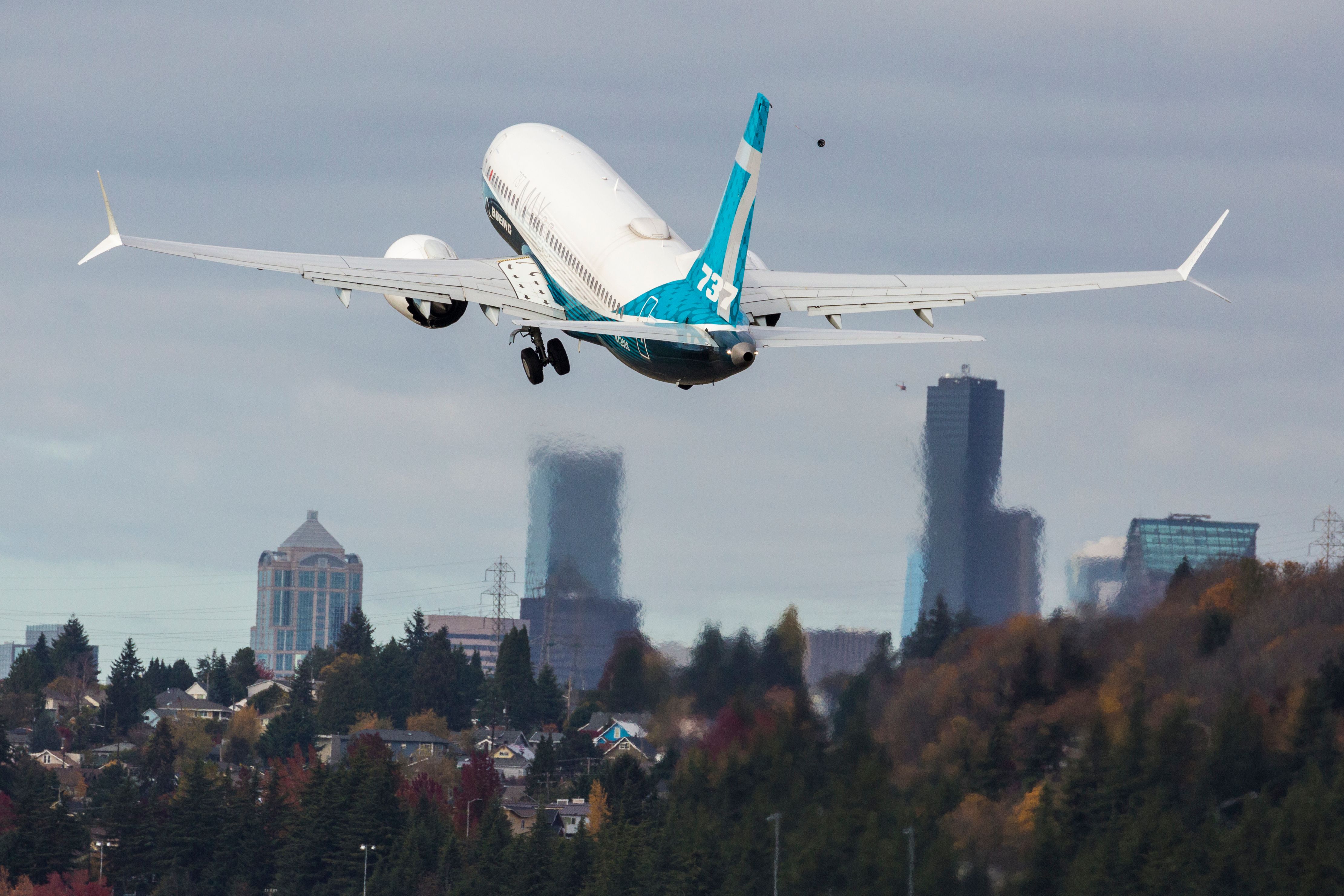 Boeing 737 MAX 7 taking off.