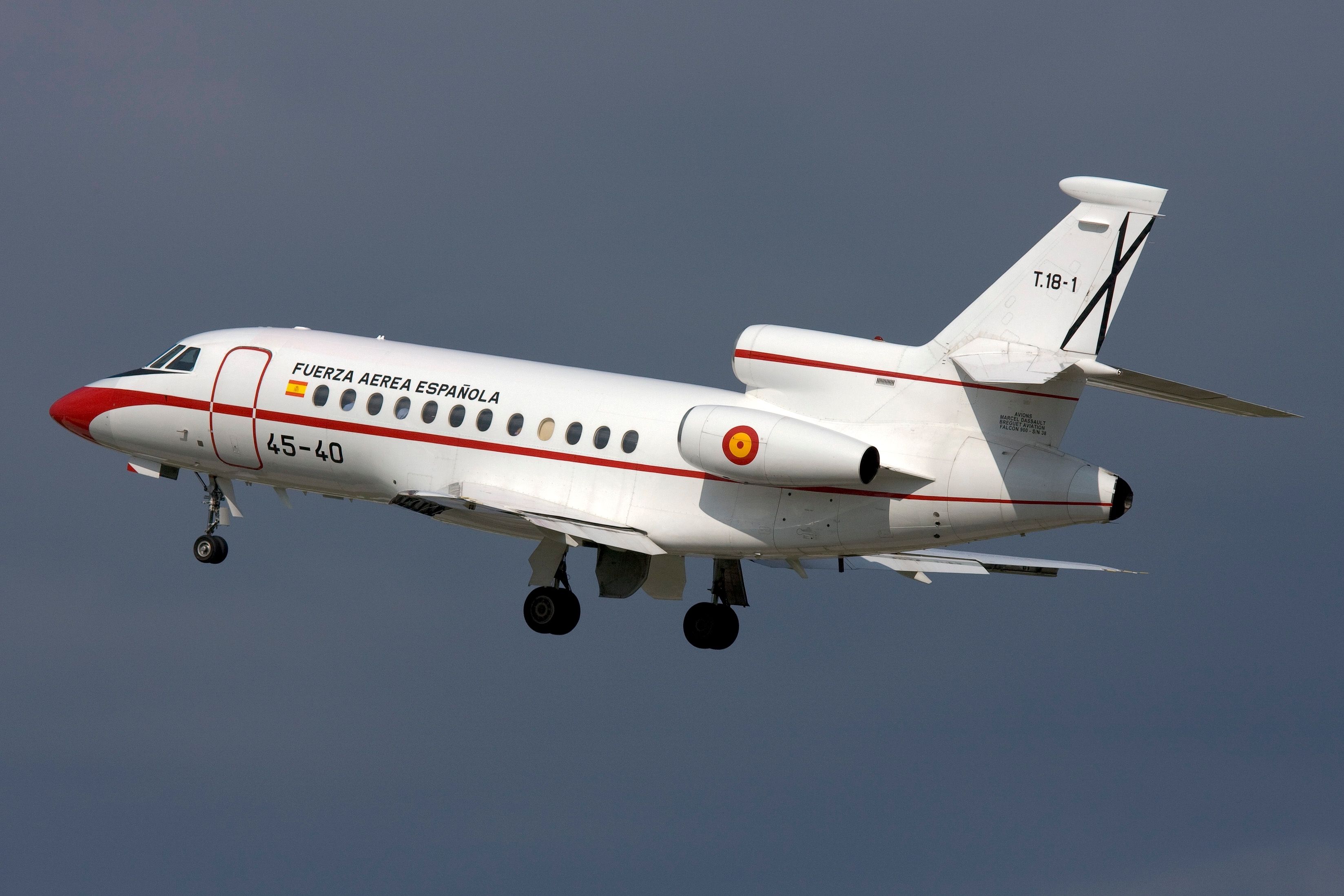 A Dassault Falcon 900B flies in the sky.