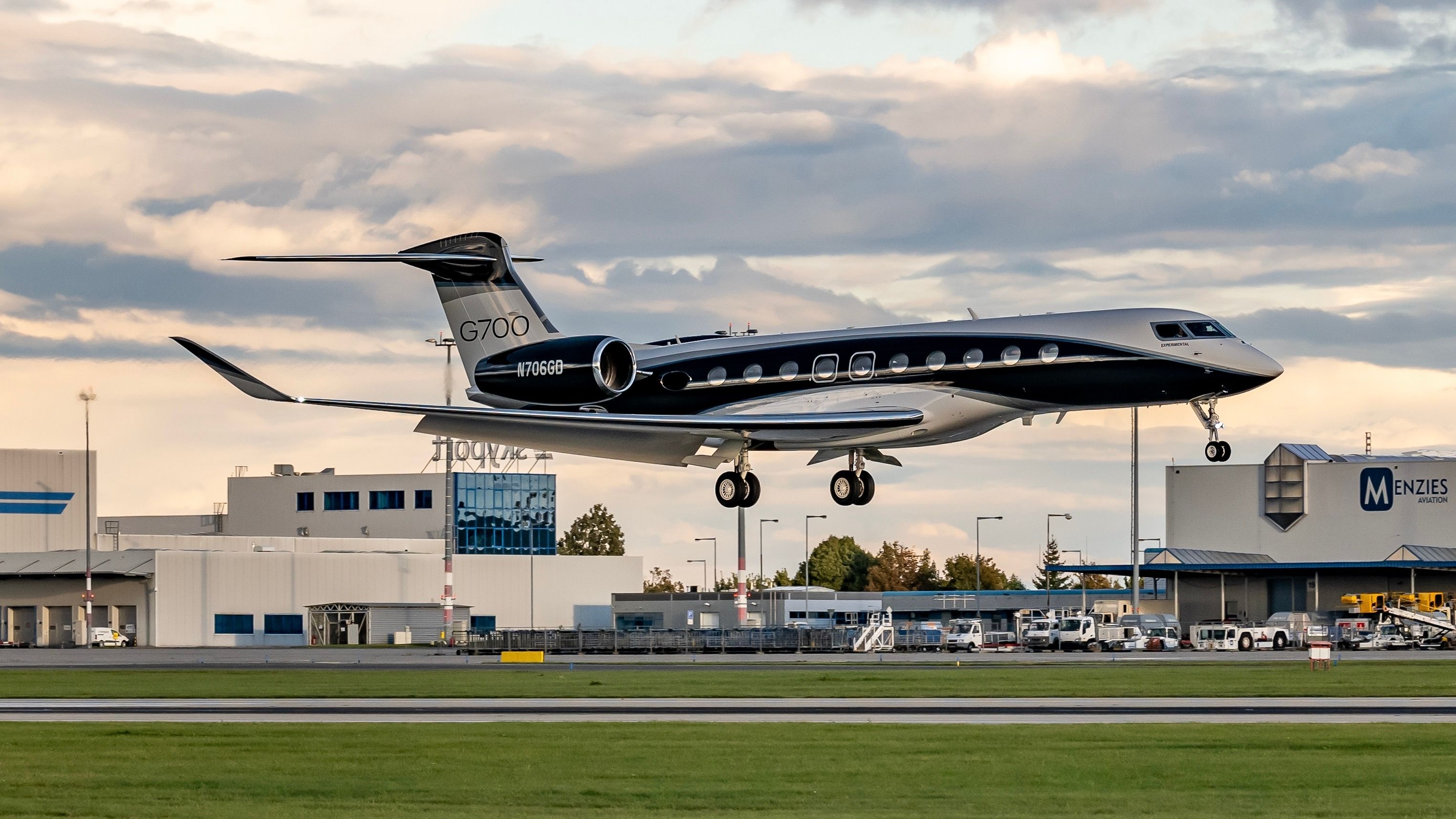 A Gulfstream G700 about to land.