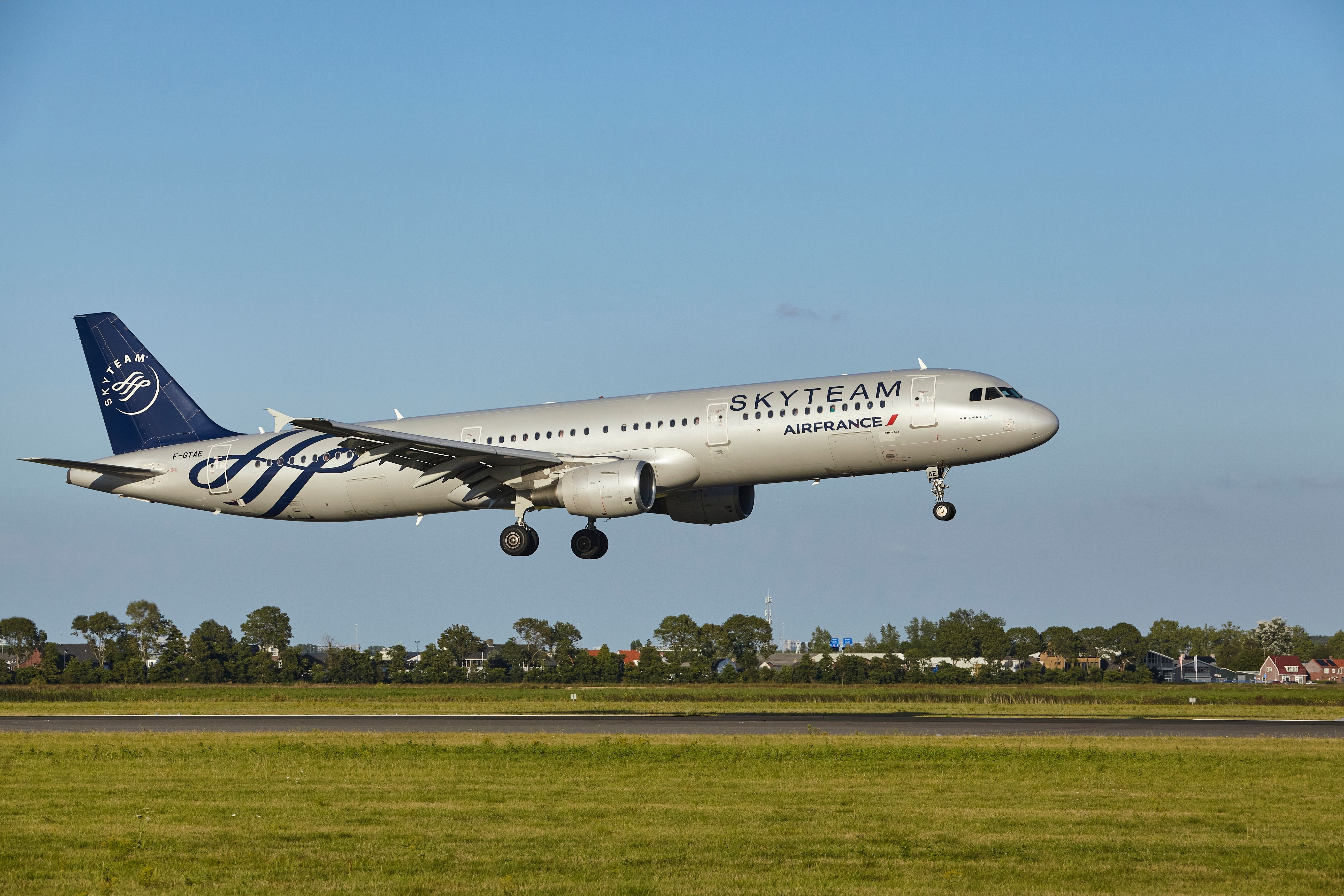 Airbus A321-212 of Air France (SkyTeam livery) with the identification F-GTAE lands at Amsterdam Airport Schiphol 