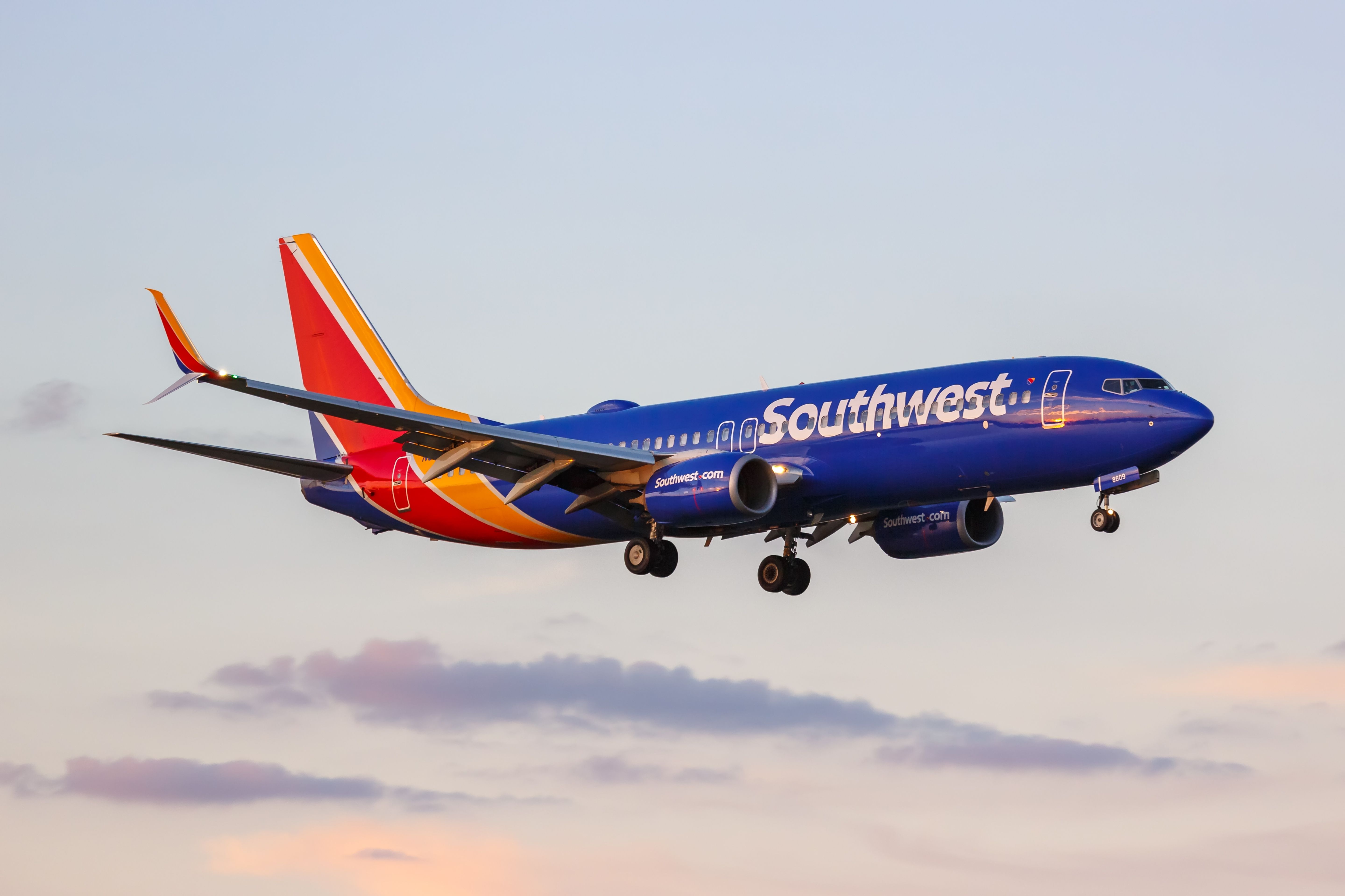 Southwest Airlines Boeing 737-8H4 landing at Dallas Love Field.