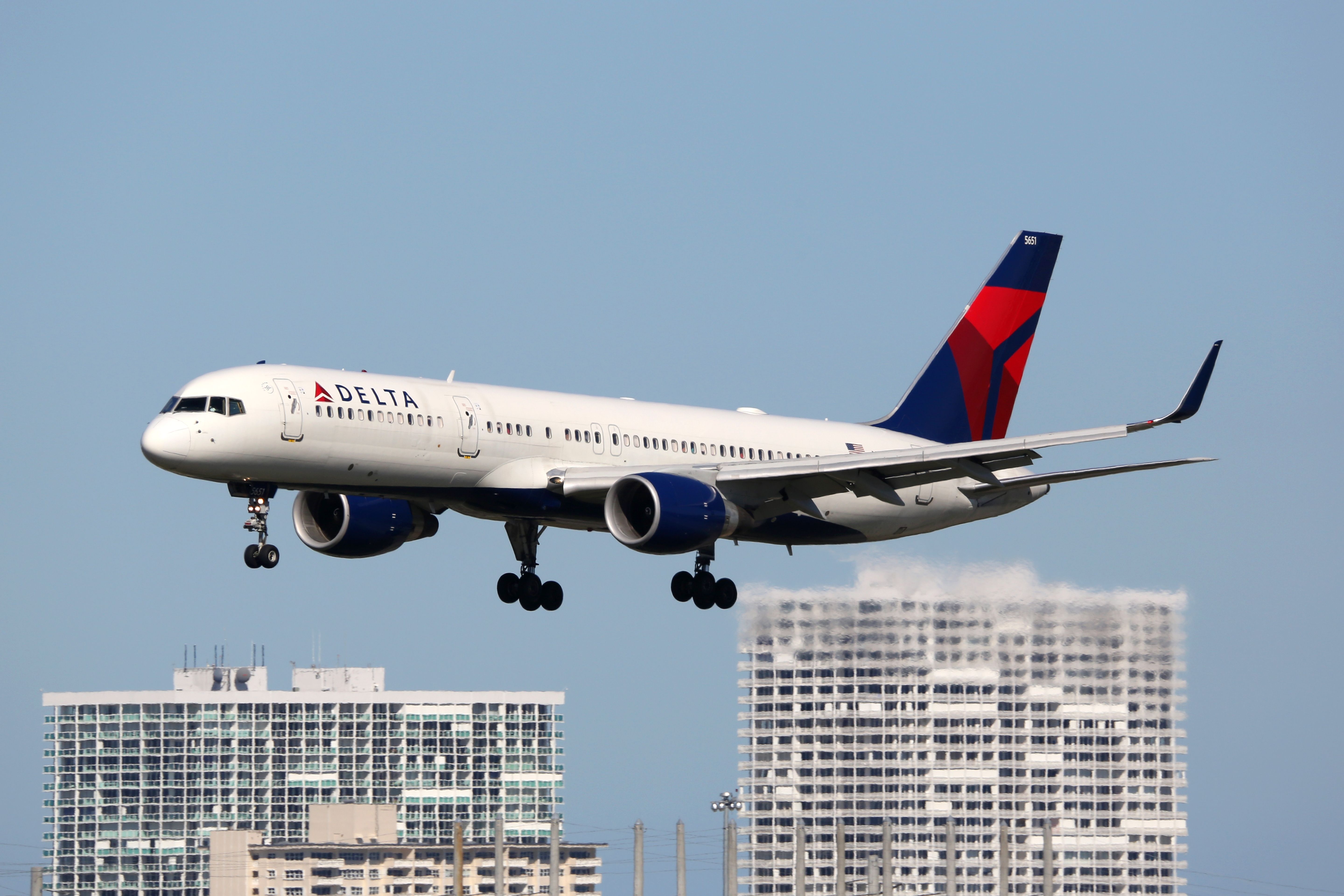Delta Air Lines Boeing 757-251 N551NW landing at Fort Lauderdale-Hollywood International Airport.