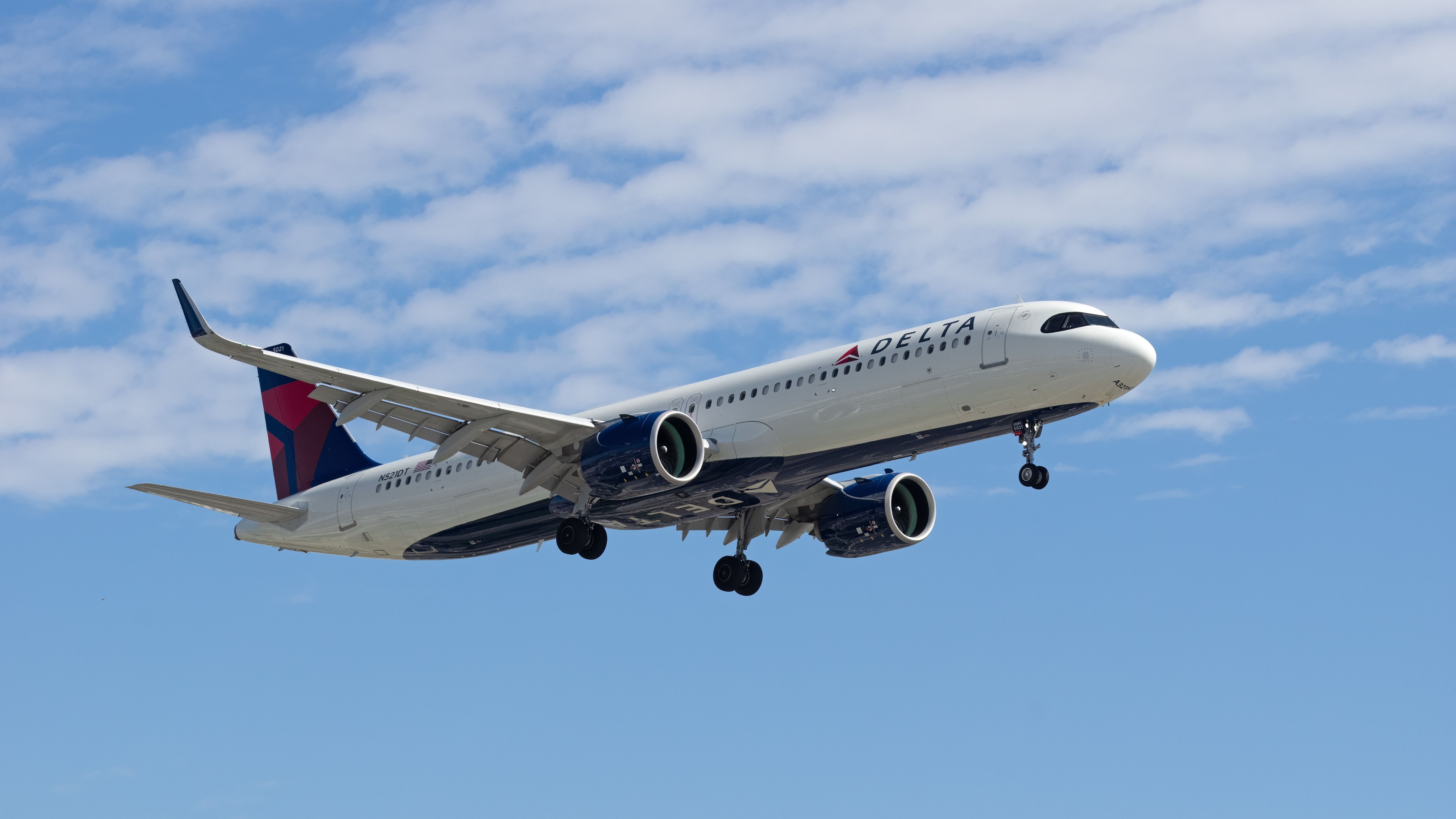Delta Air Lines Airbus A321neo (N512DT) on approach at Los Angeles International Airport.