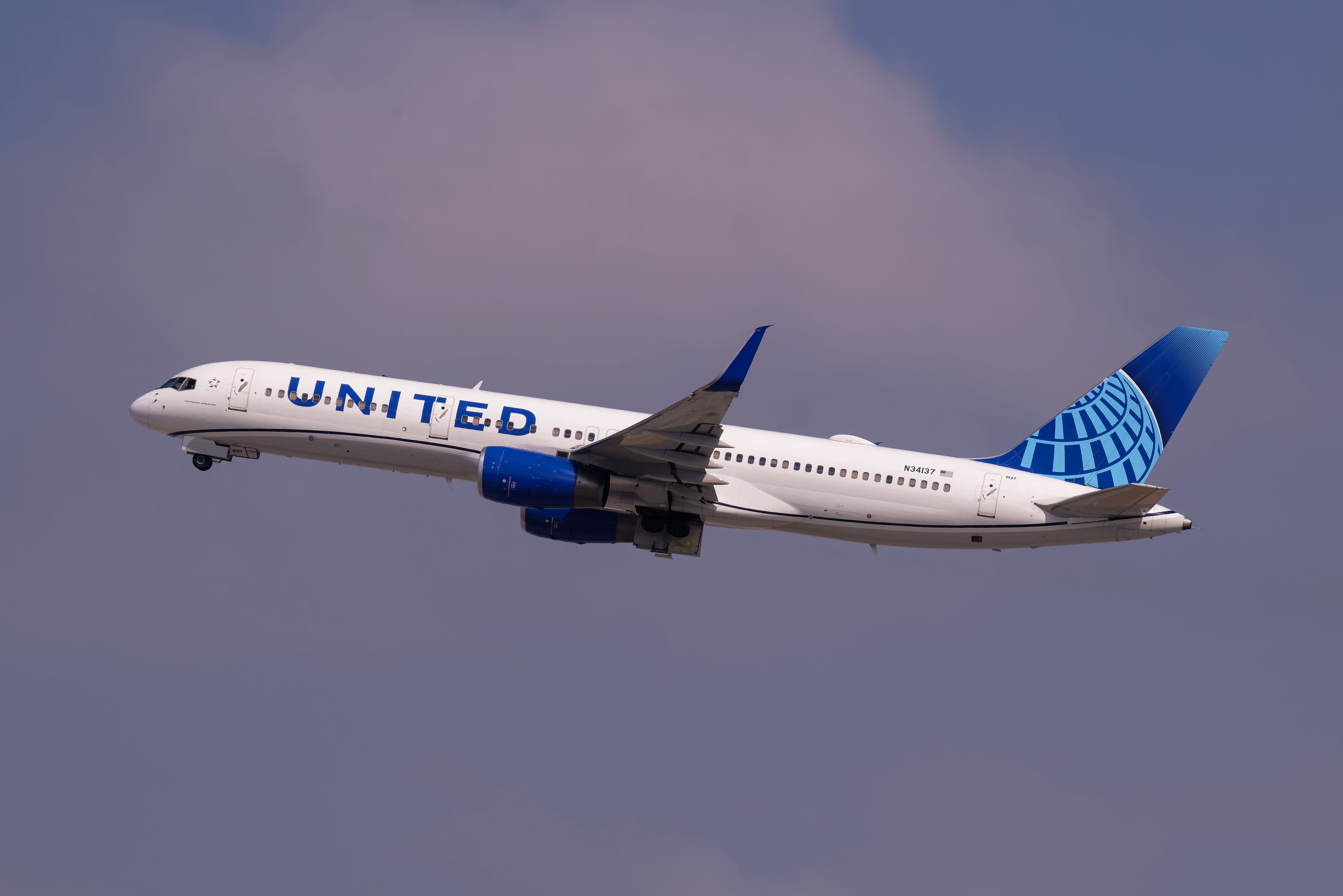 A United Airlines Boeing 757-224 flying in the sky.