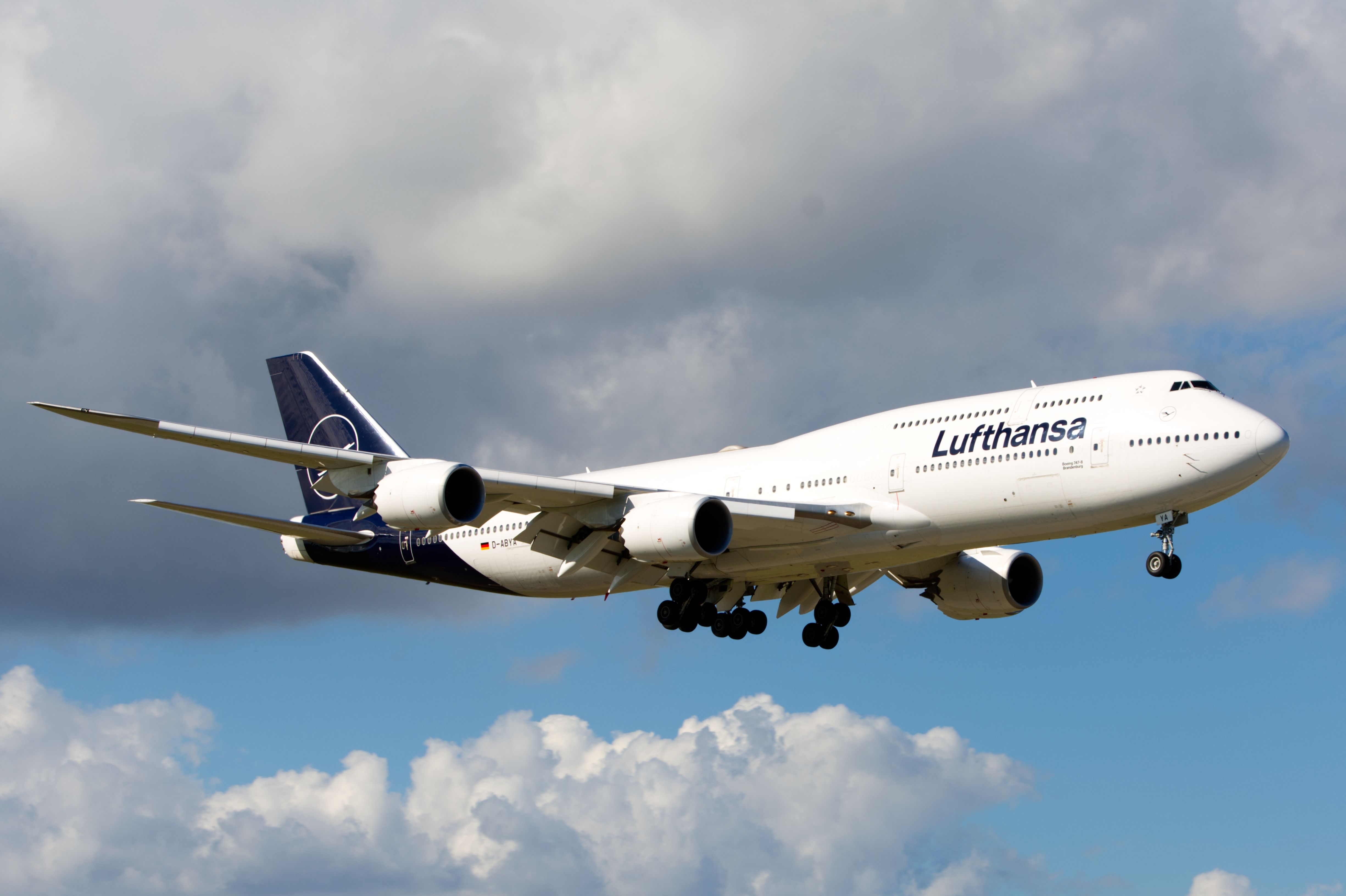 Ένα Boeing 747-8 της Lufthansa που πετά στον ουρανό.