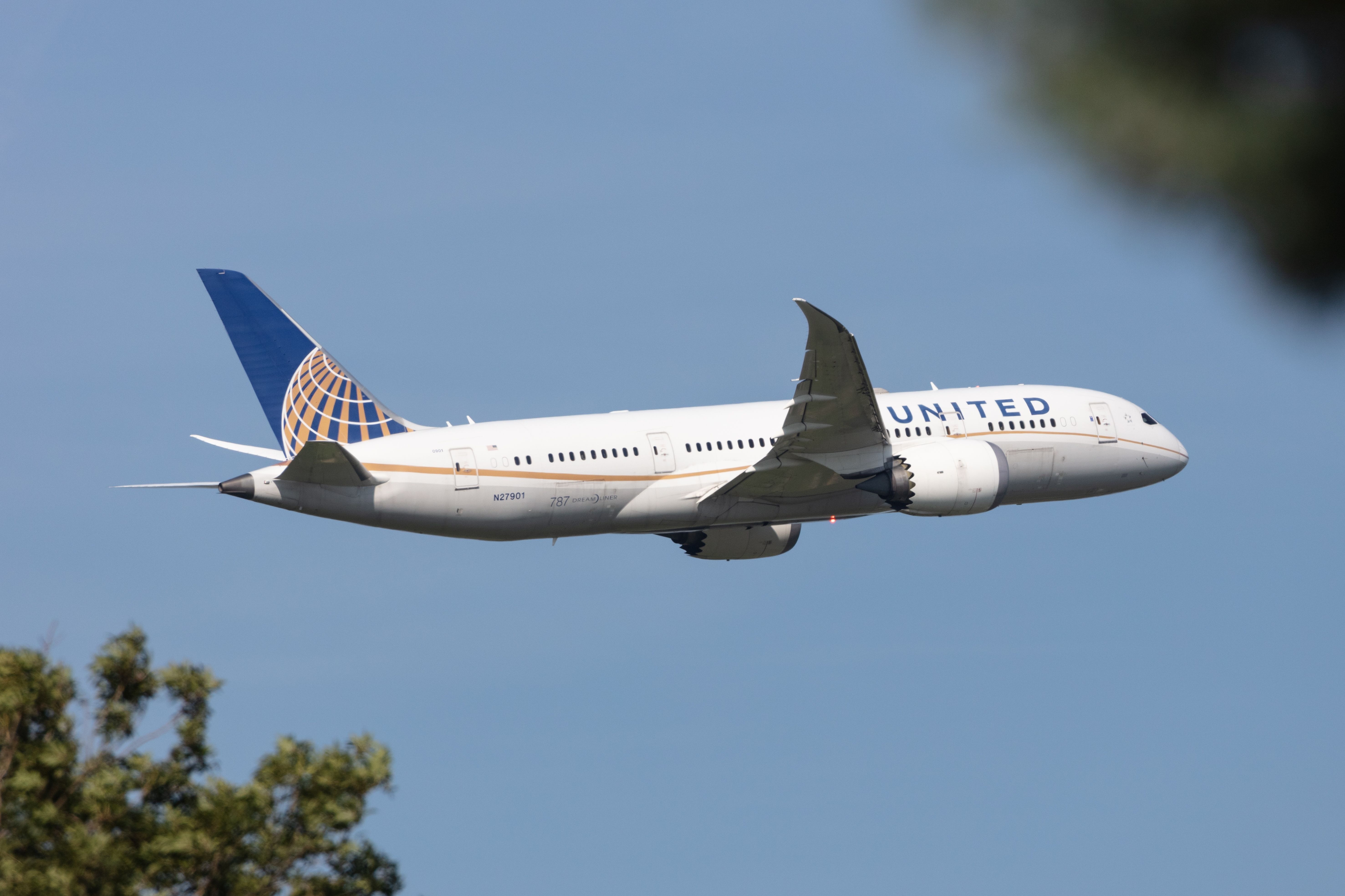 United Airlines Boeing 787-8 Dreamliner departing from Amsterdam Schiphol Airport.