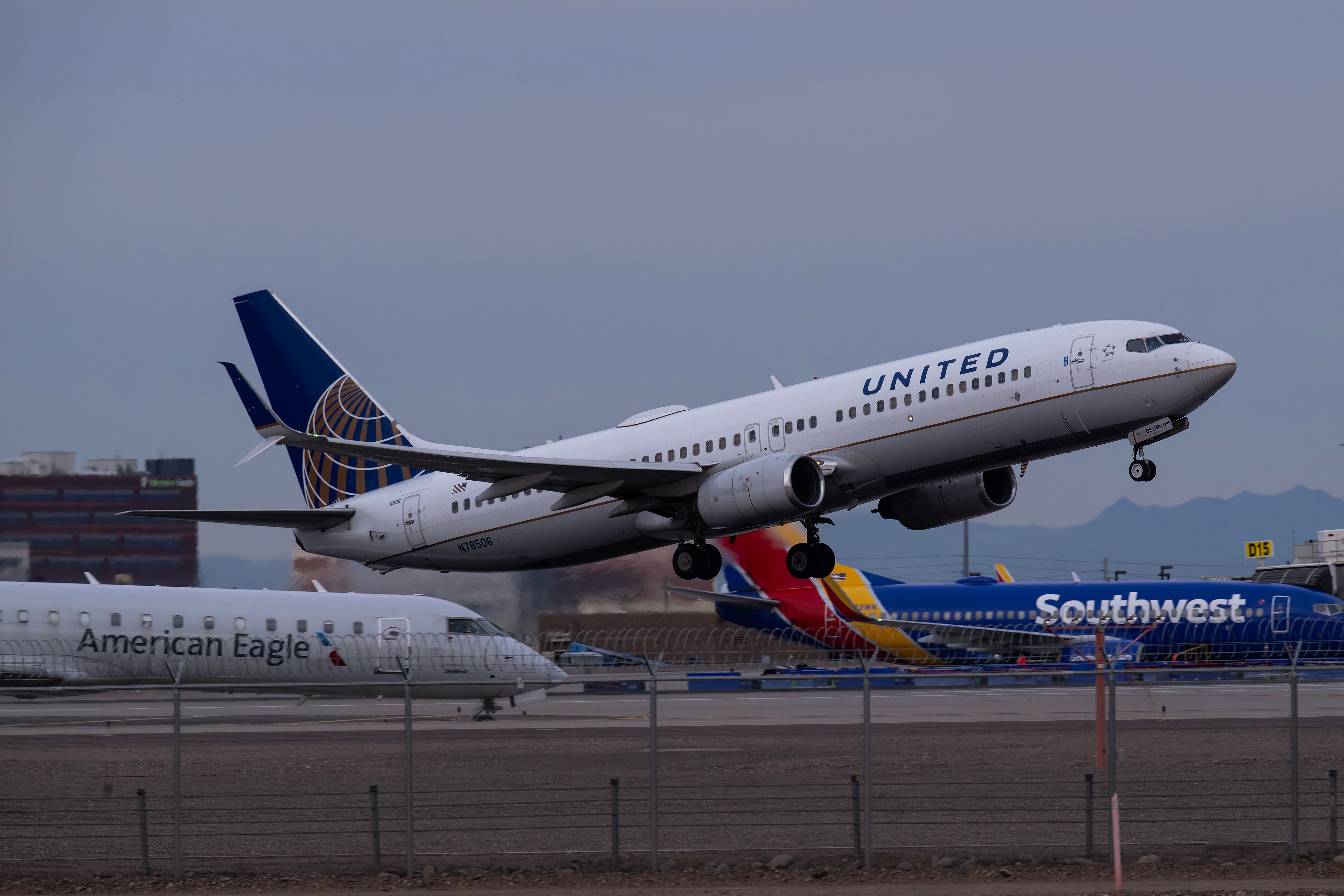United Airlines Boeing 737-824 taking off from Phoenix Sky Harbor International Airport.