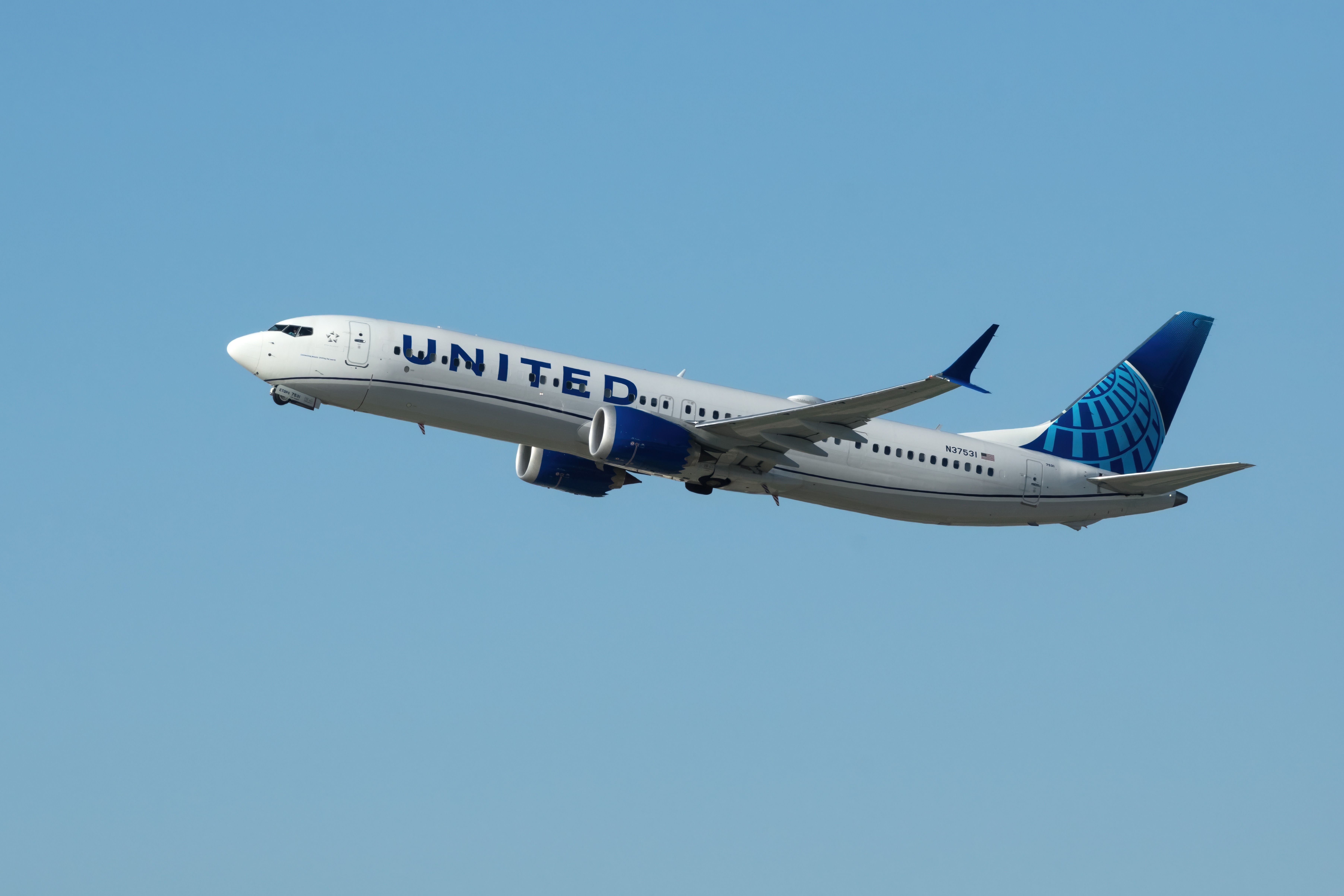 A United Airlines Boeing 737 MAX 9 flying in the sky.