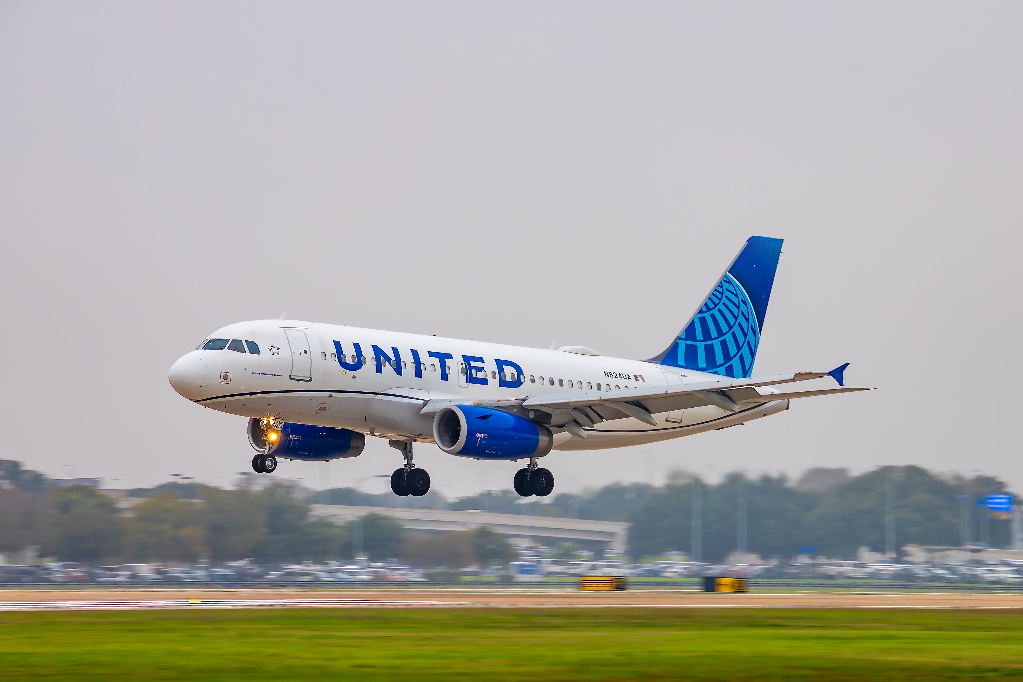A United Airlines Airbus A319 about to land.
