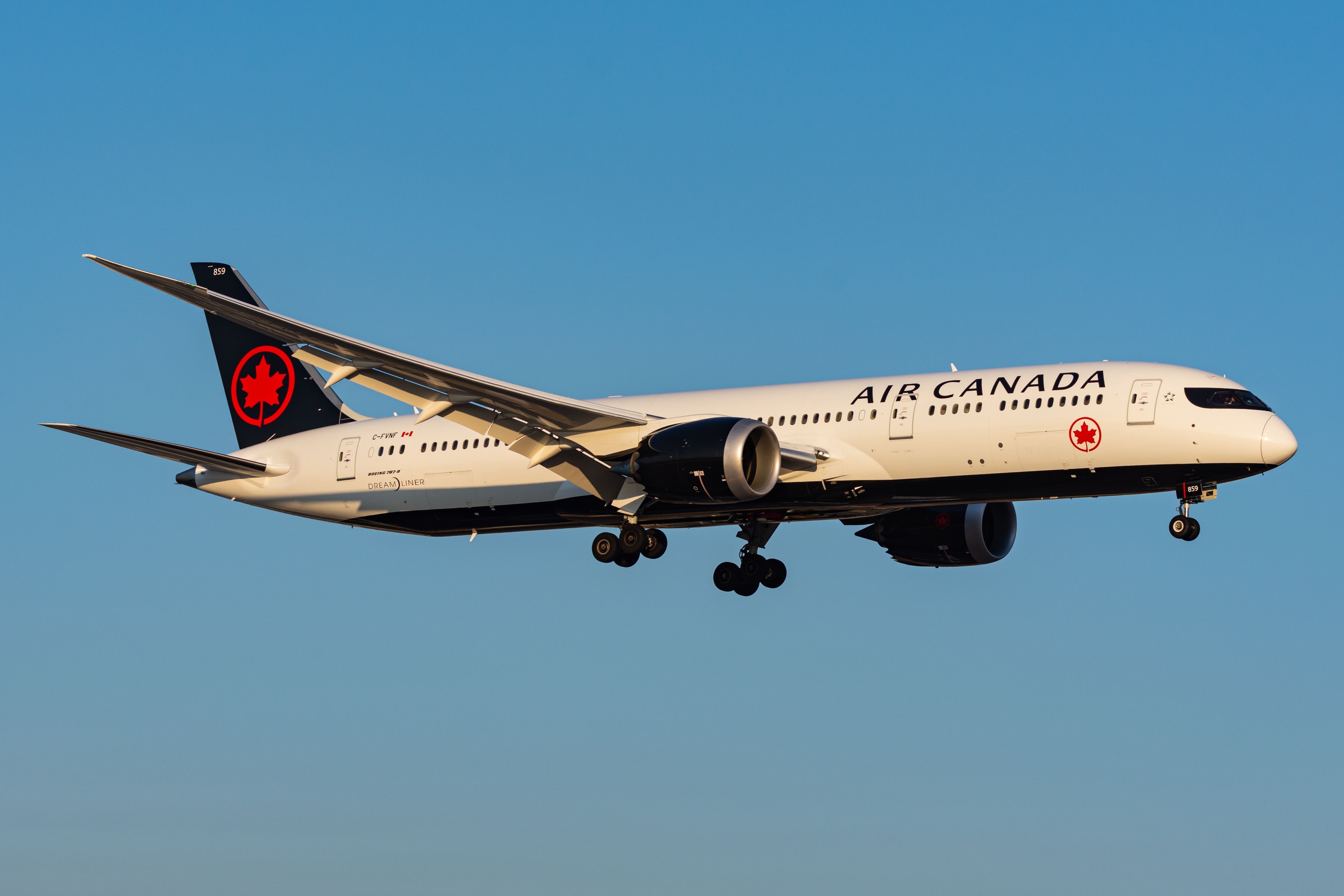  Air Canada Boeing 787-9 Dreamliner on its final approach