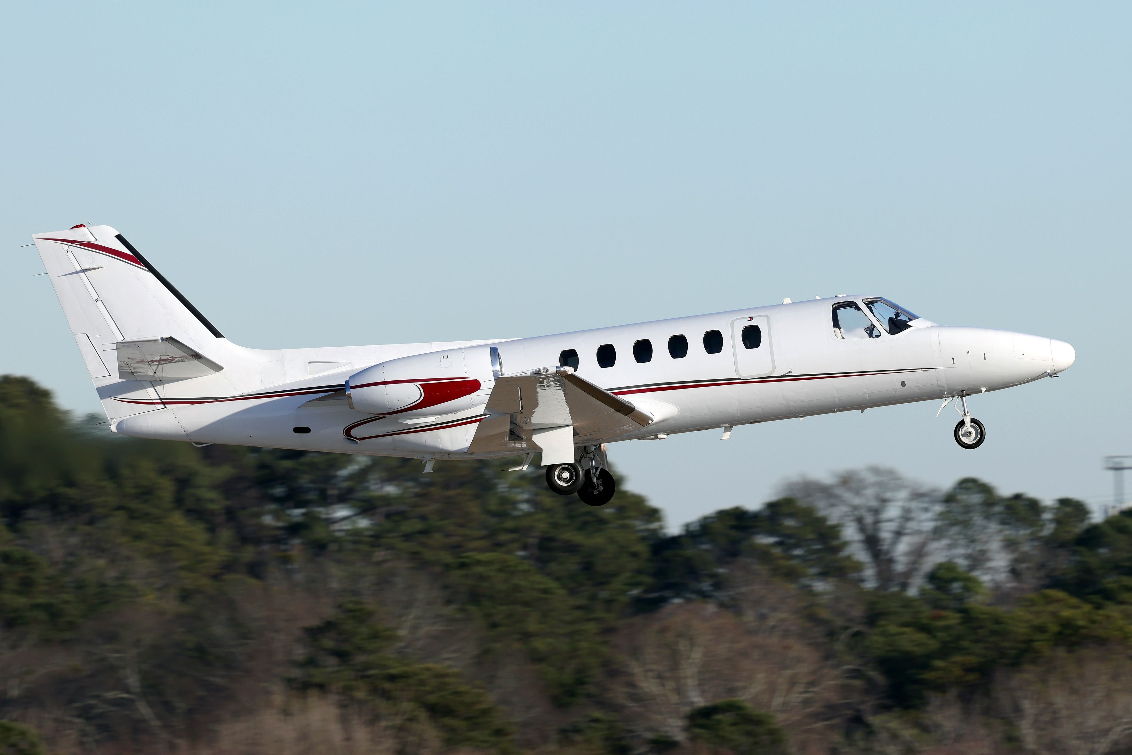 A private Cessna 550 Citation II corporate jet aircraft, taking off at the Atlanta Peachtree Dekalb Airport (PDK)