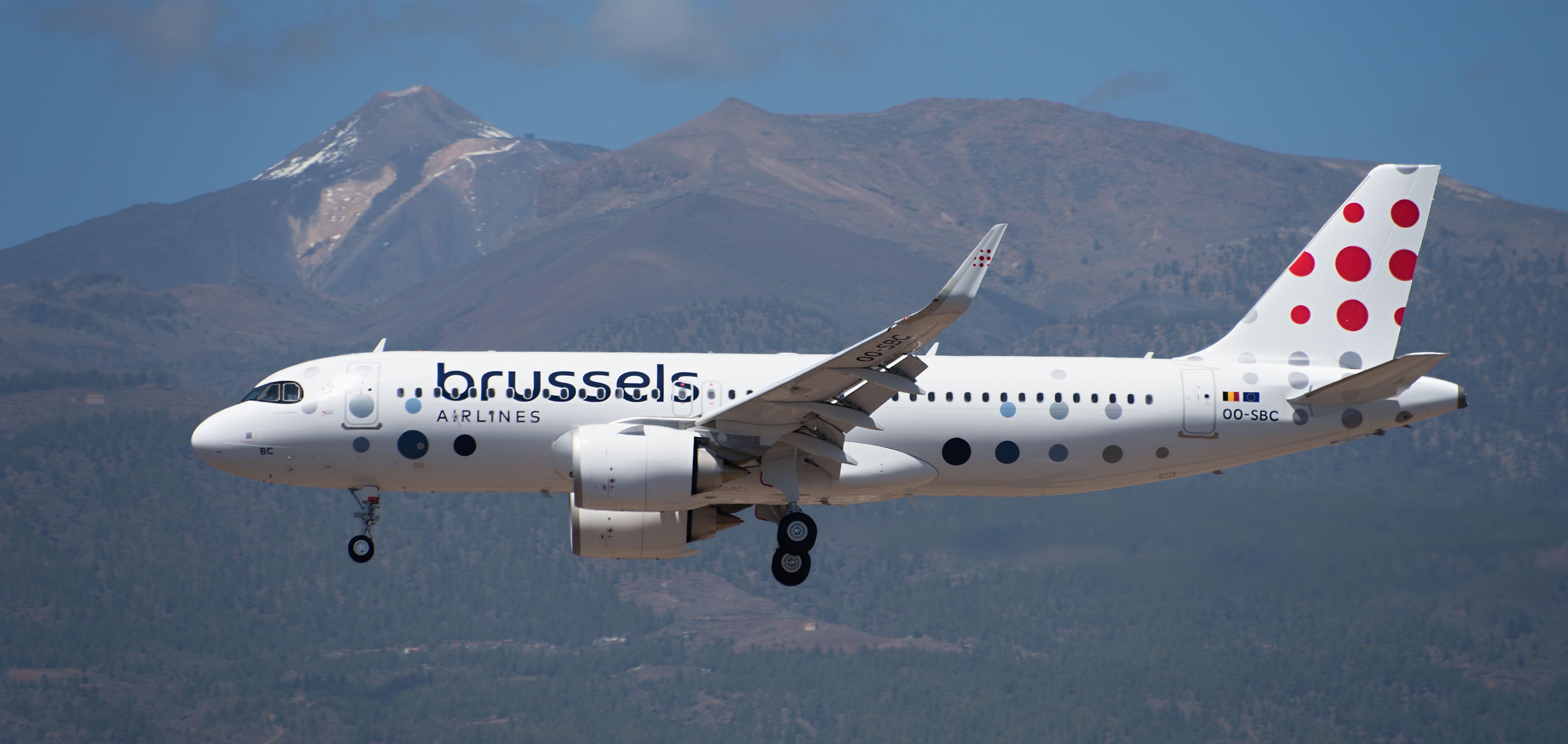 Brussels Airlines Airbus A320neo landing in Tenerife.