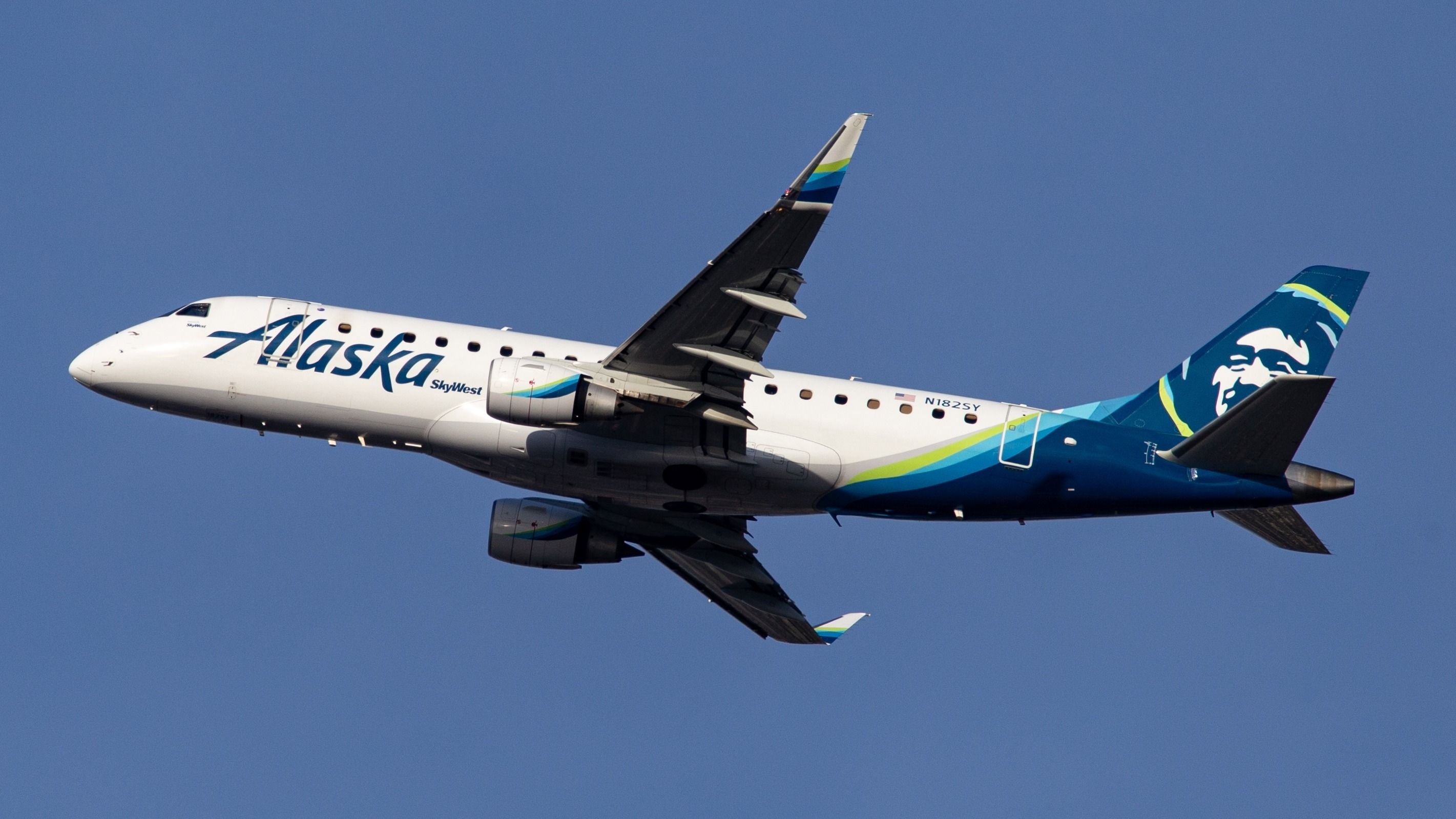 An Alaska Airlines Embraer E175 taking off