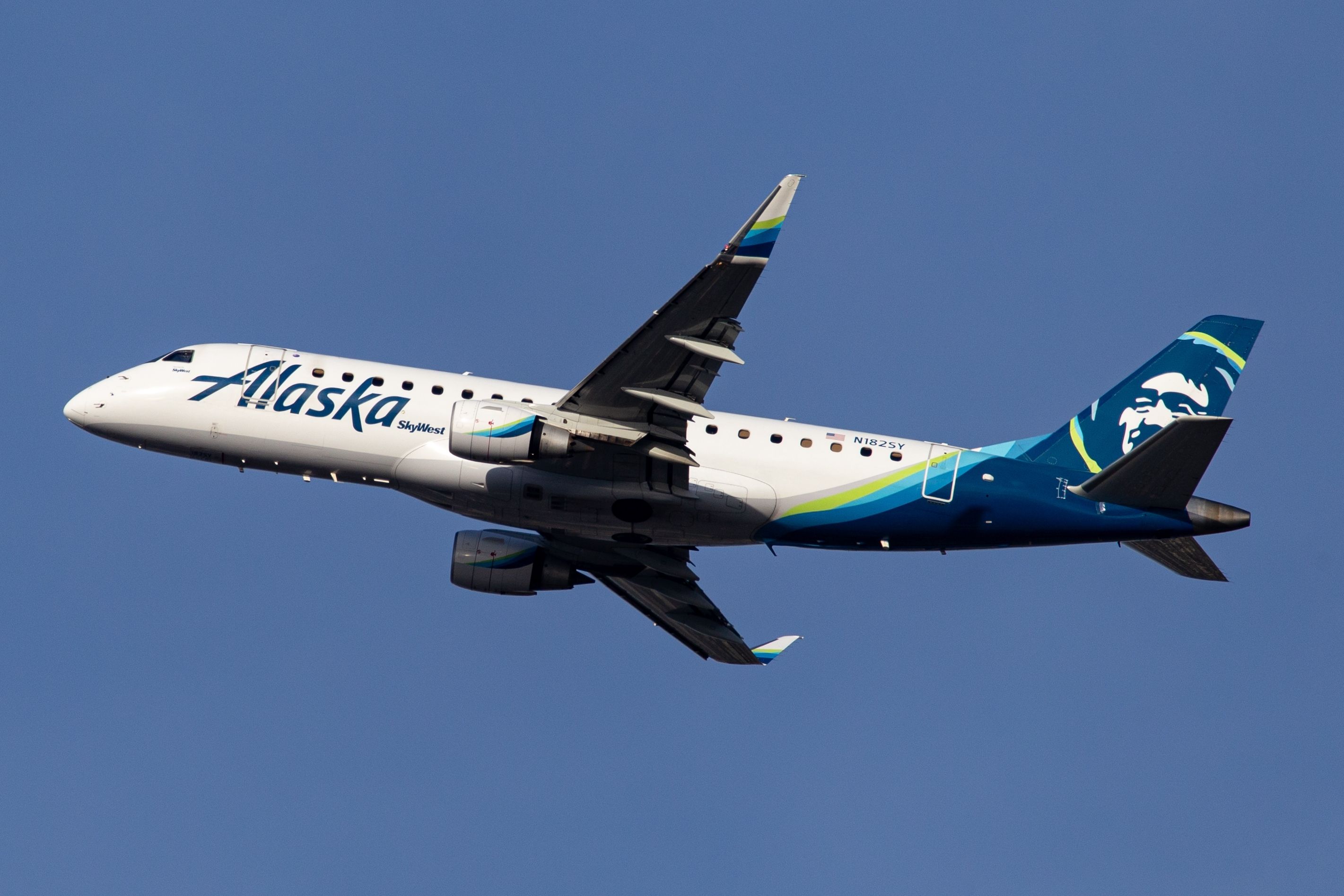 An Alaska Airlines Embraer E175 taking off