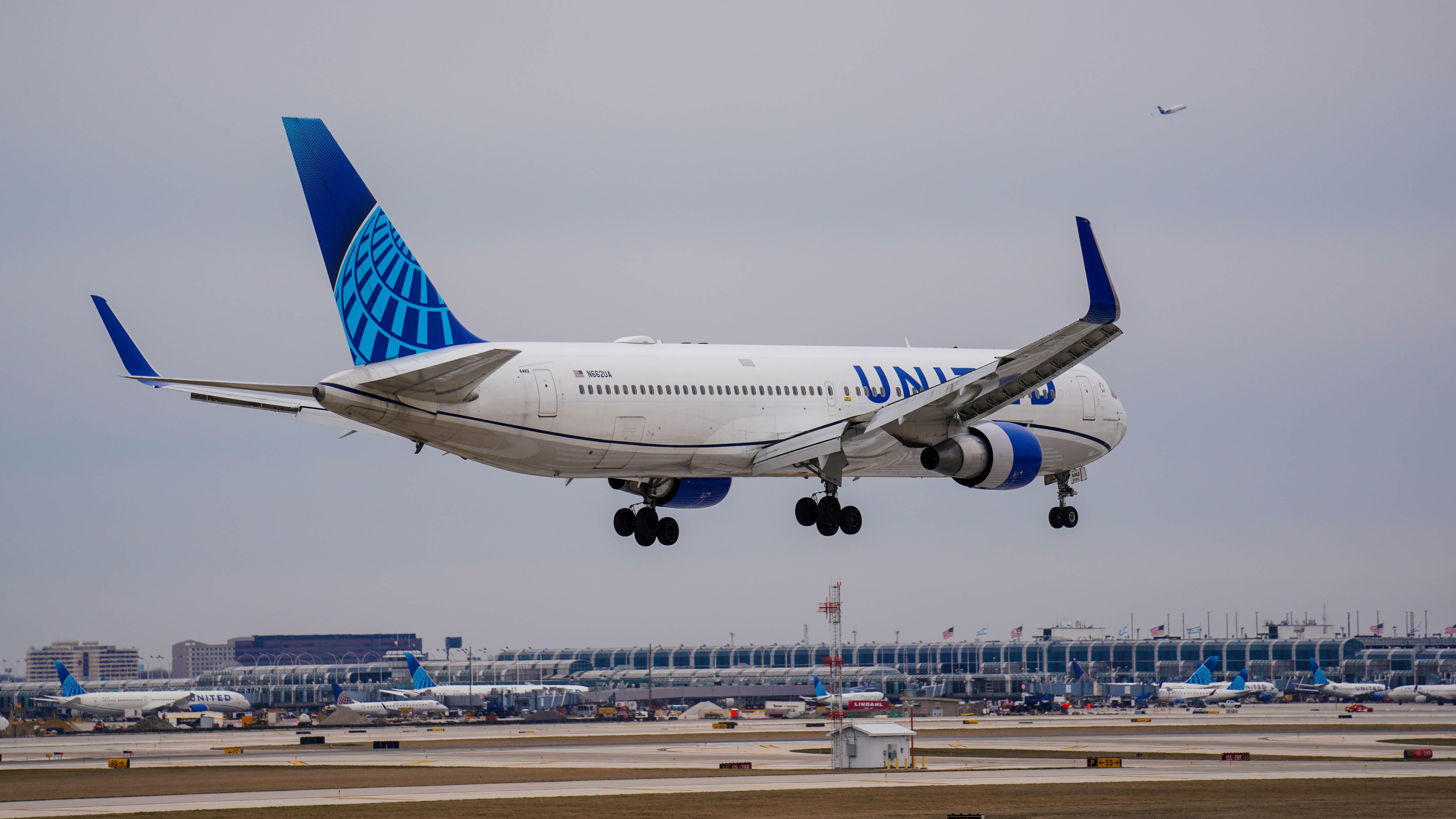 A United Airlines Boeing 767 landing