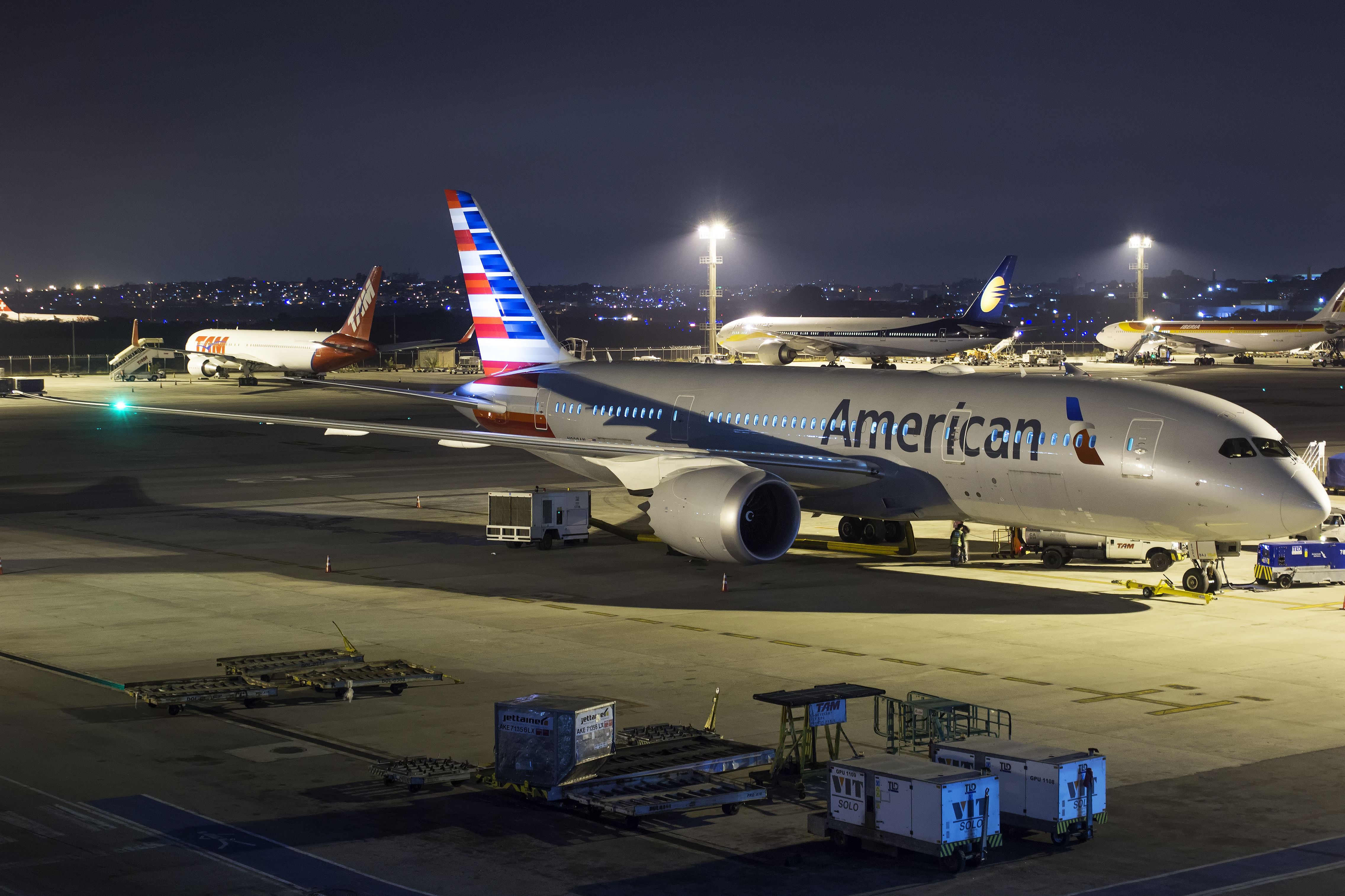 An American Airlines Boeing 787-8 Dreamliner