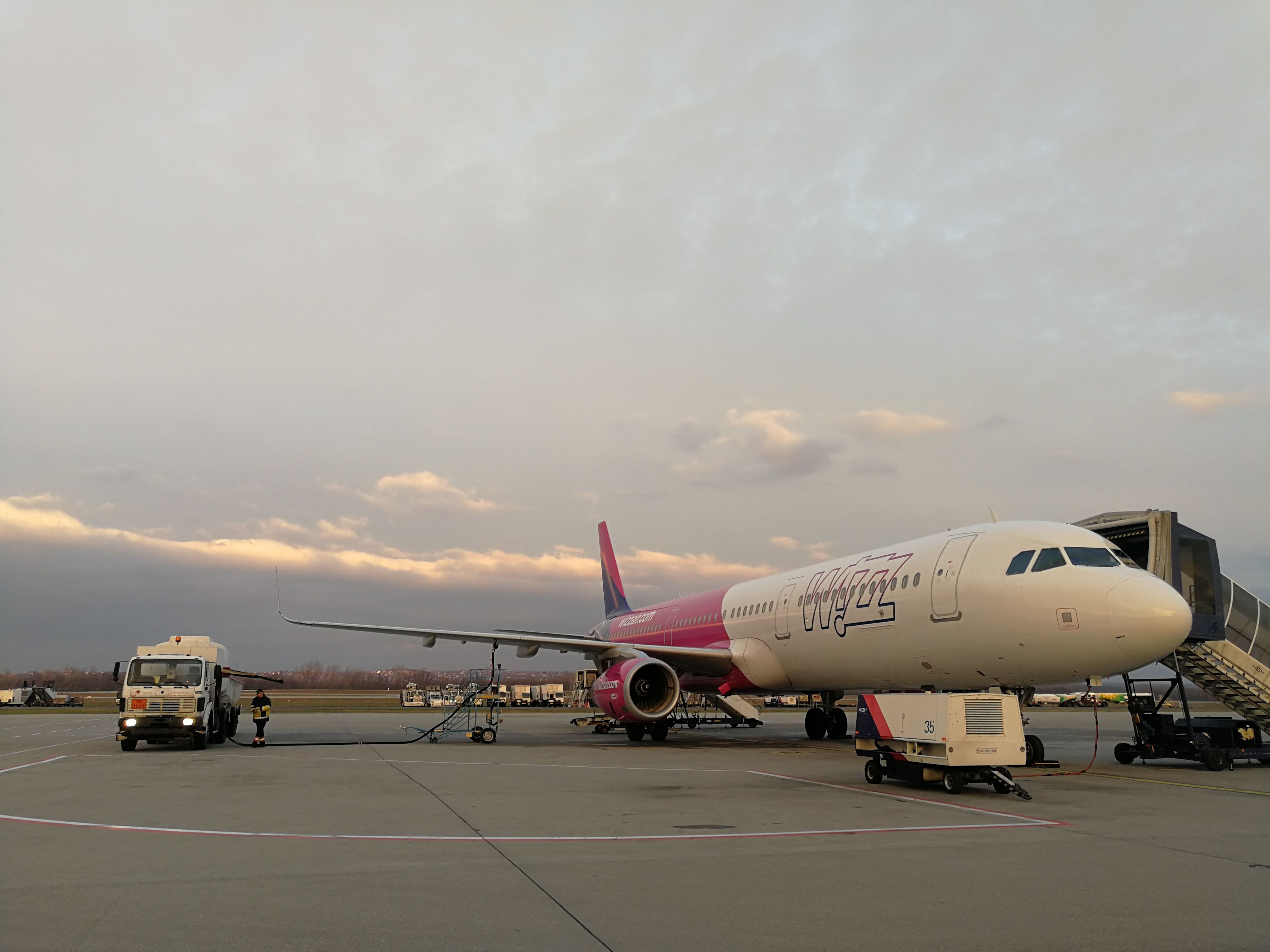 Wizz Air Airbus A321 Refuelling