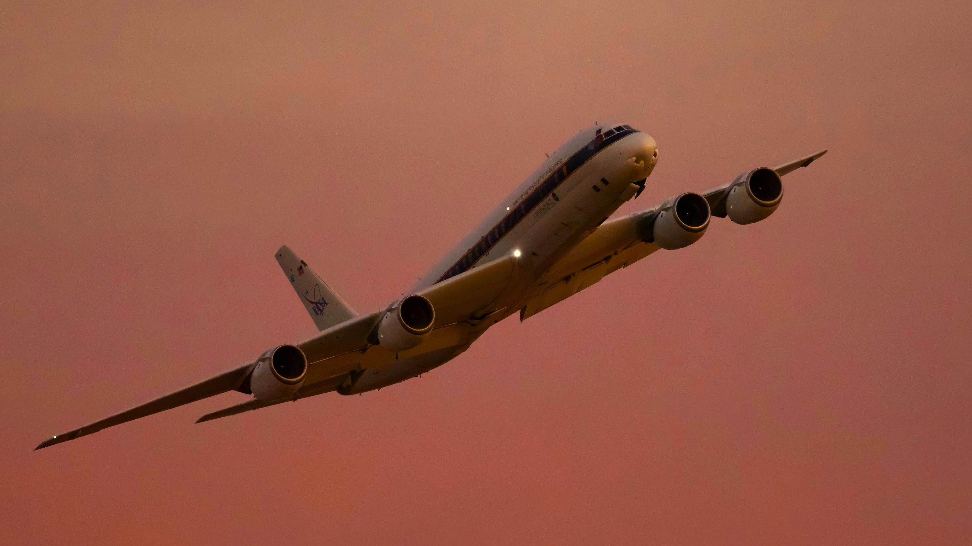 A DC-8 flying in the sky.
