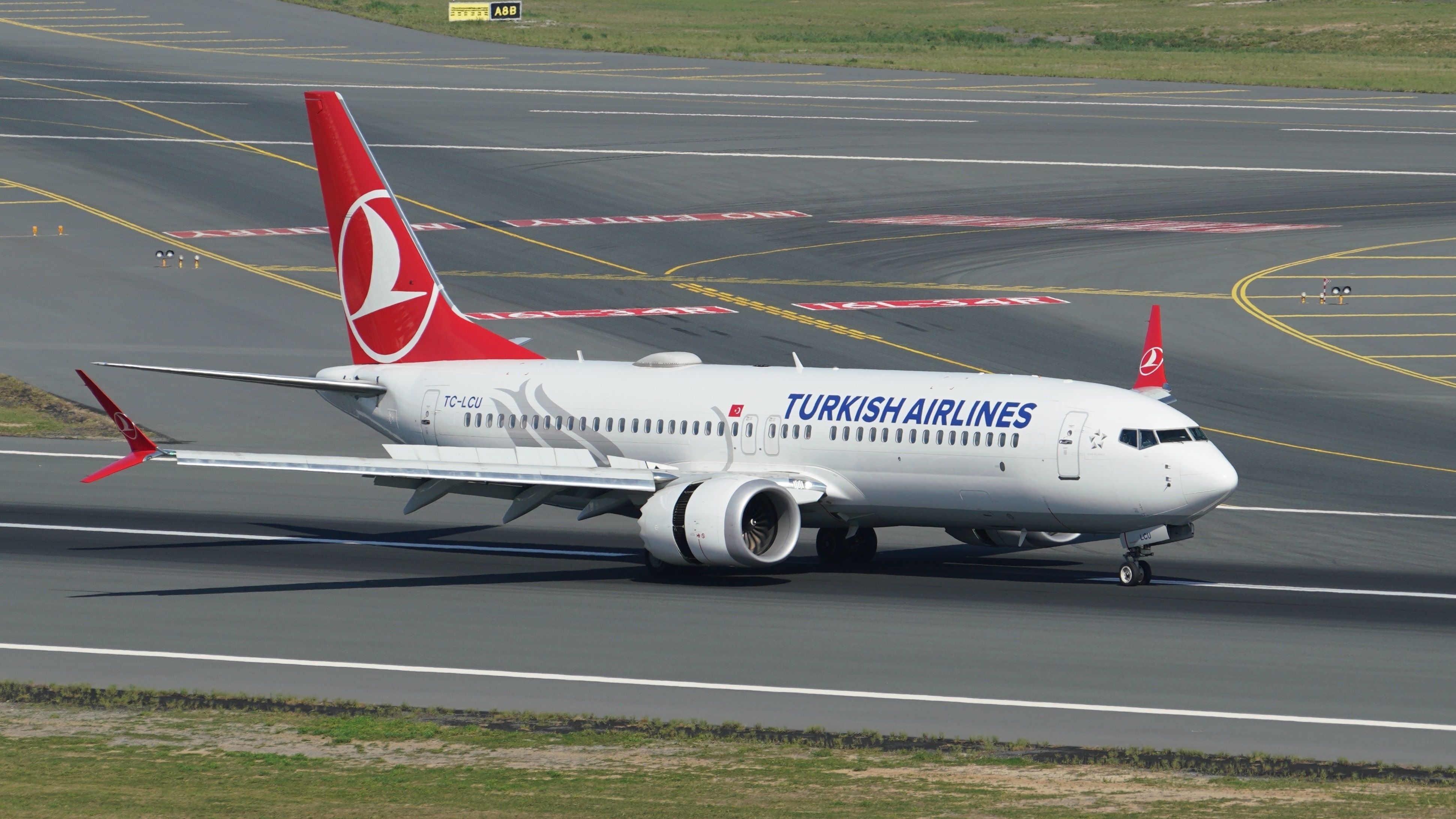 Turkish Airlines 737 MAX 8 taxiing shutterstock_2392921409