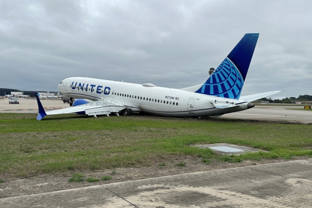 United Airlines Boeing 737 MAX 8 off the runway at IAH
