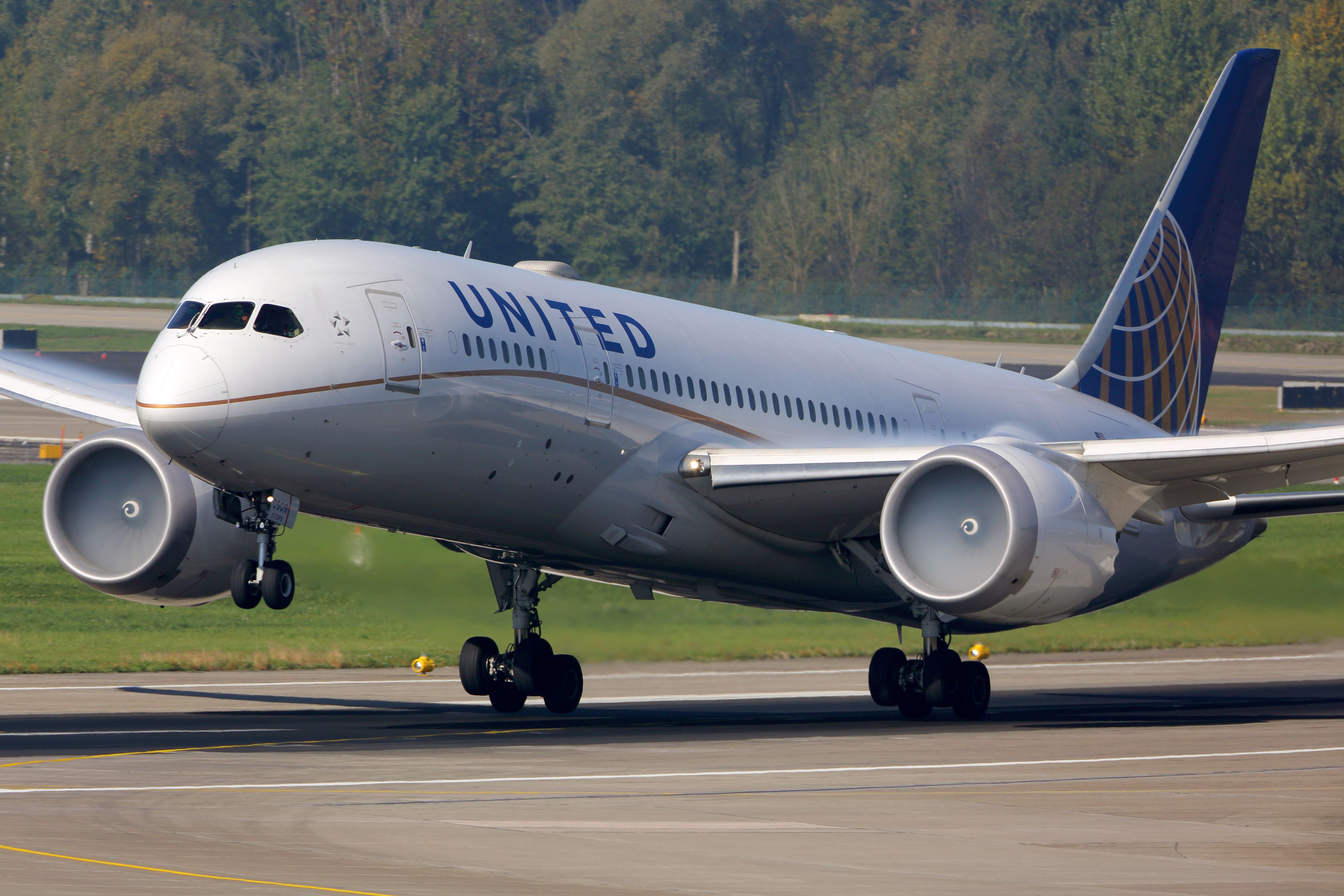 United Airlines Boeing 787-8 departing Zurich Airport ZRH shutterstock_1259406634
