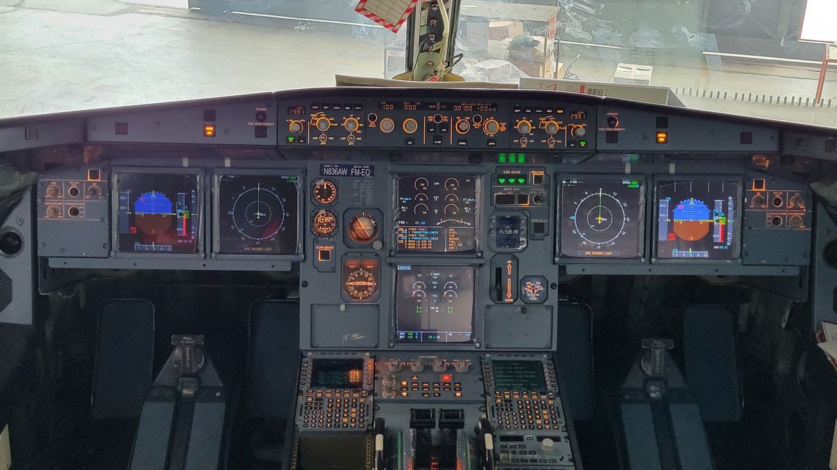 American Airlines Airbus A319 (N836AW) flight deck.