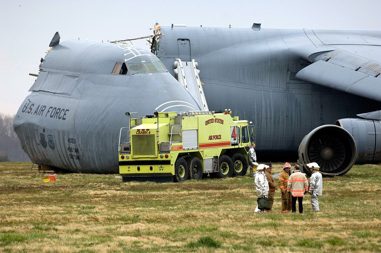 1280px-C-5_Galaxy_crash_2006-04-03_F-0859C-018