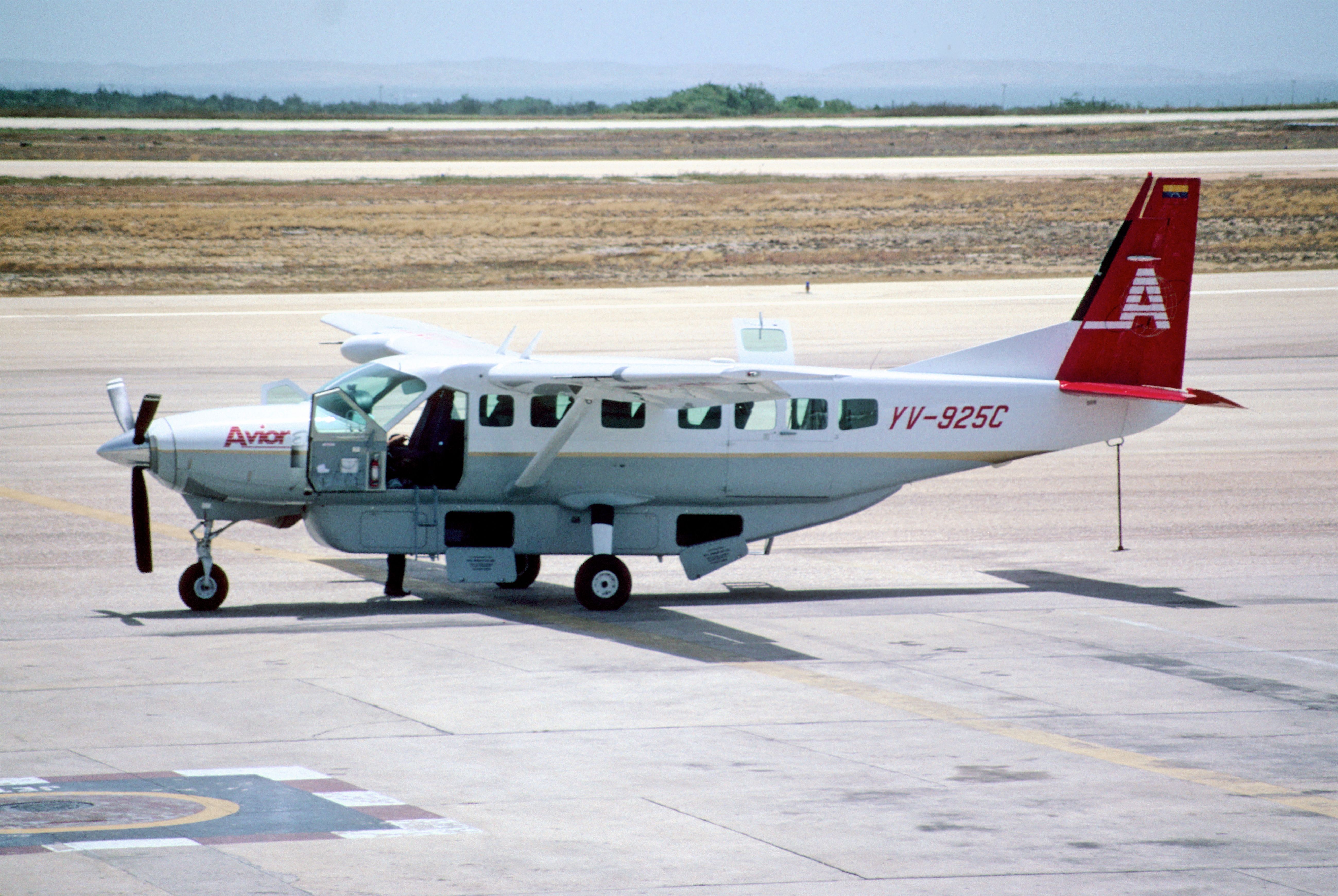 152aa_-_Avior_Cessna_208B_Grand_Caravan;_YV-925C@PMV;10.10.2001_(4794572052)