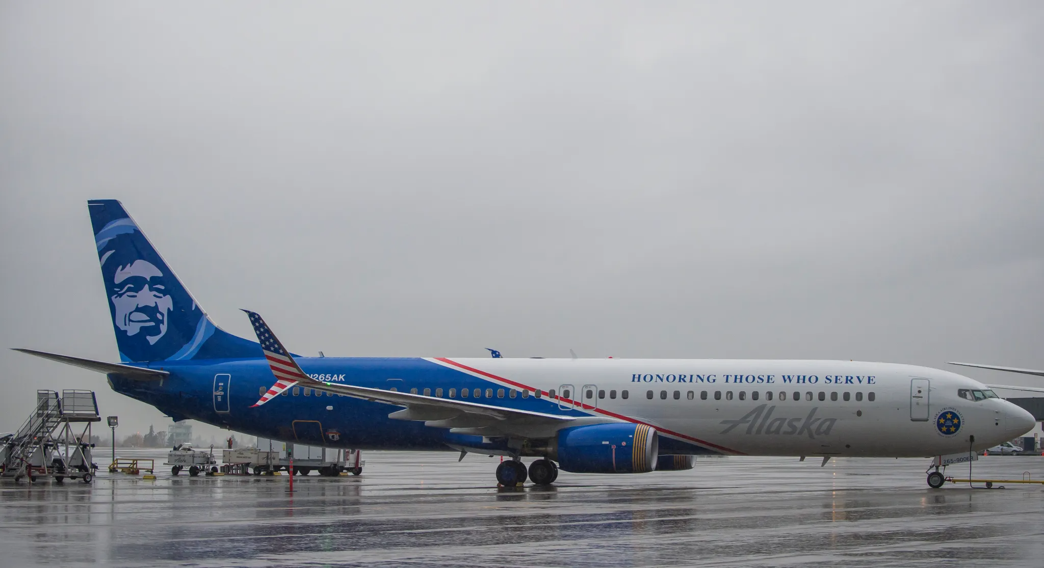 Alaska Airlines Boeing 737-990/ER "Honoring Those Who Serve" (N265AK).