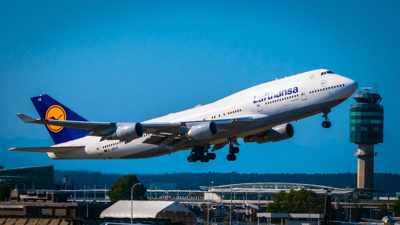 2 2MP_of_Lufthansa Boeing 747-400 Taking Off From YVR